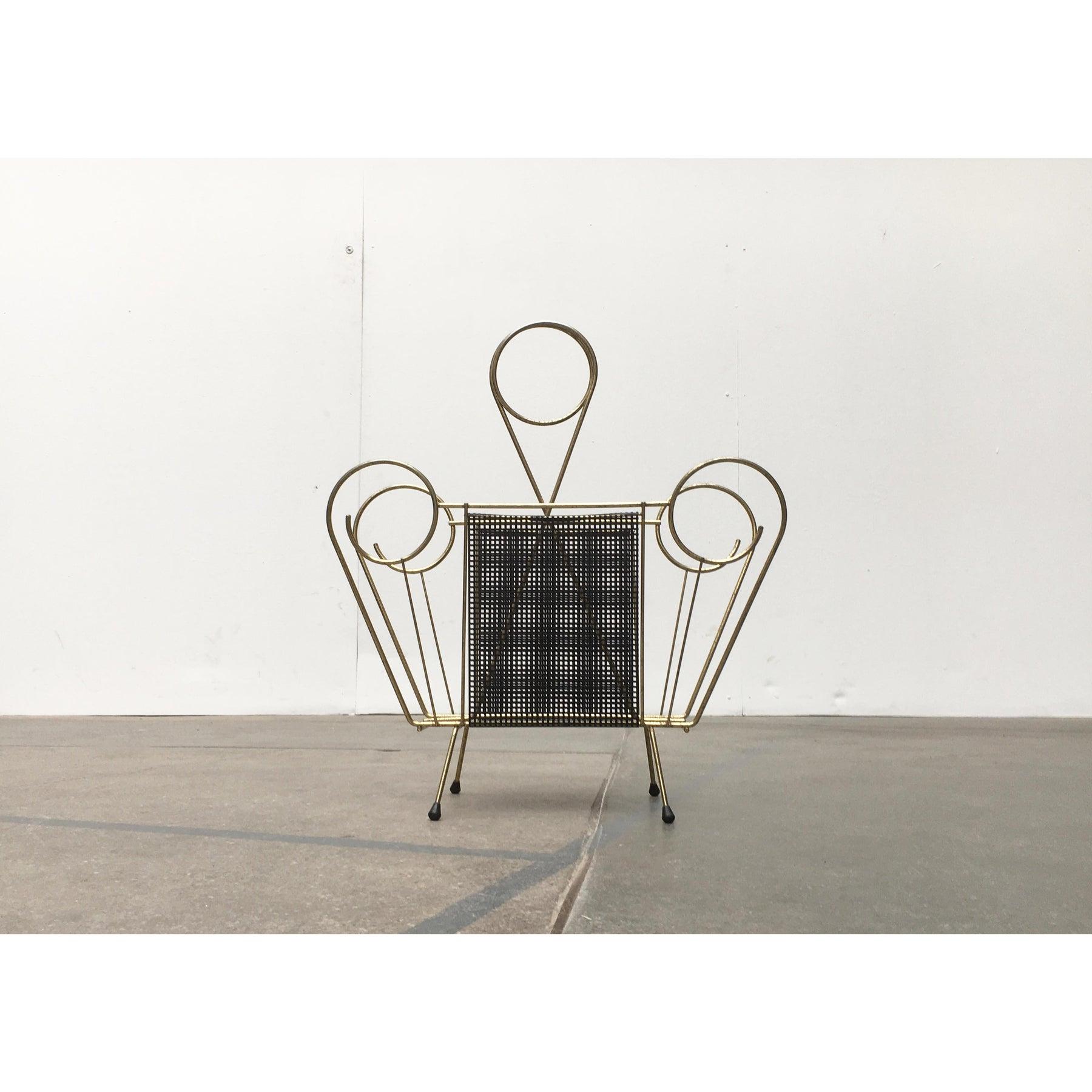 Portariviste di metà secolo con piastra traforata e dettagli ornamentali.

Informazioni aggiuntive:
Materiali: Metallo
Colore: nero
Stili: Medioevo Moderno
Periodo: 1960s
Tipo di articolo: Vintage, Antico o Pre-owned
Dimensioni: 17,32ʺW ×