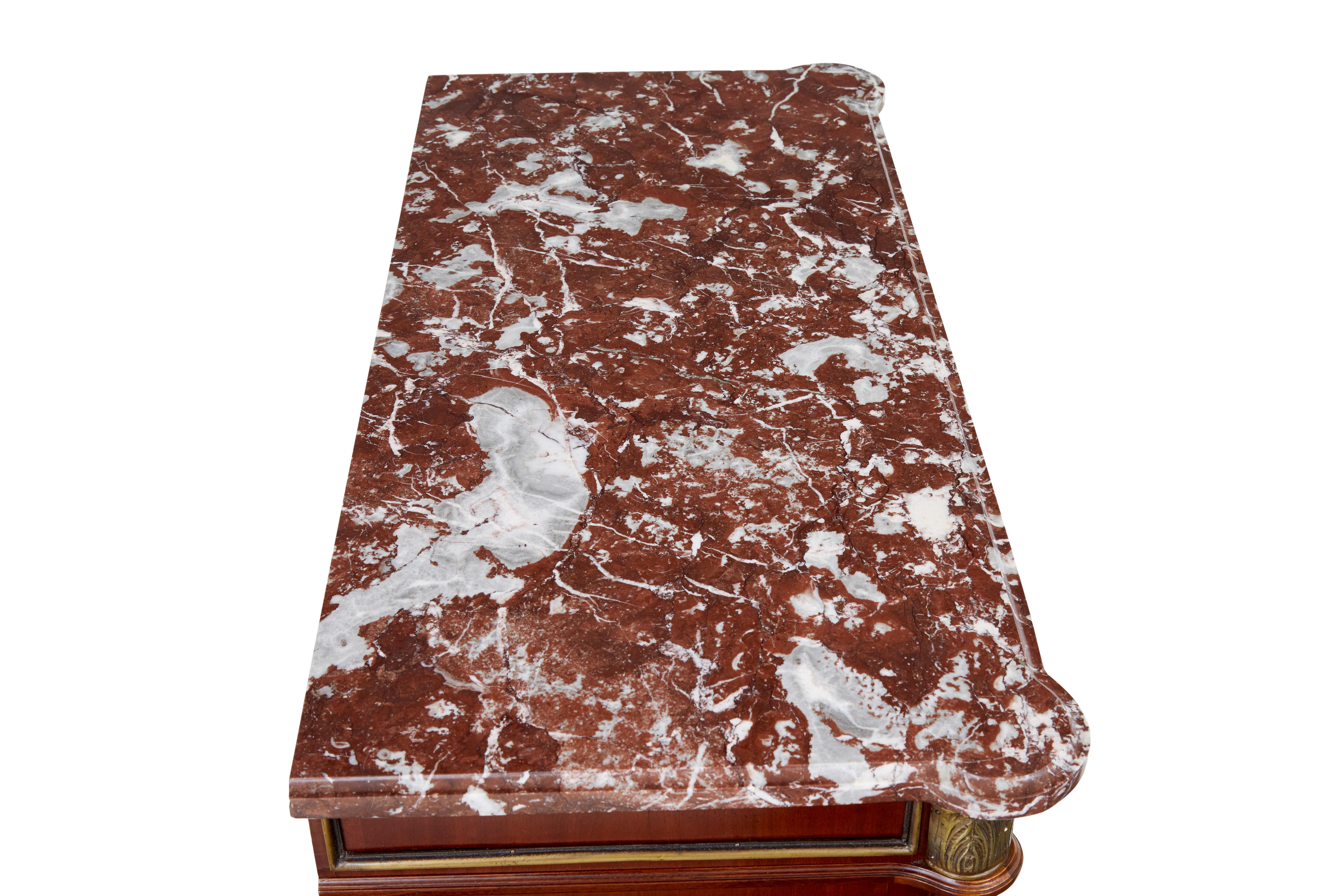 Laiton Commode du milieu du siècle en acajou orné avec dessus en marbre en vente