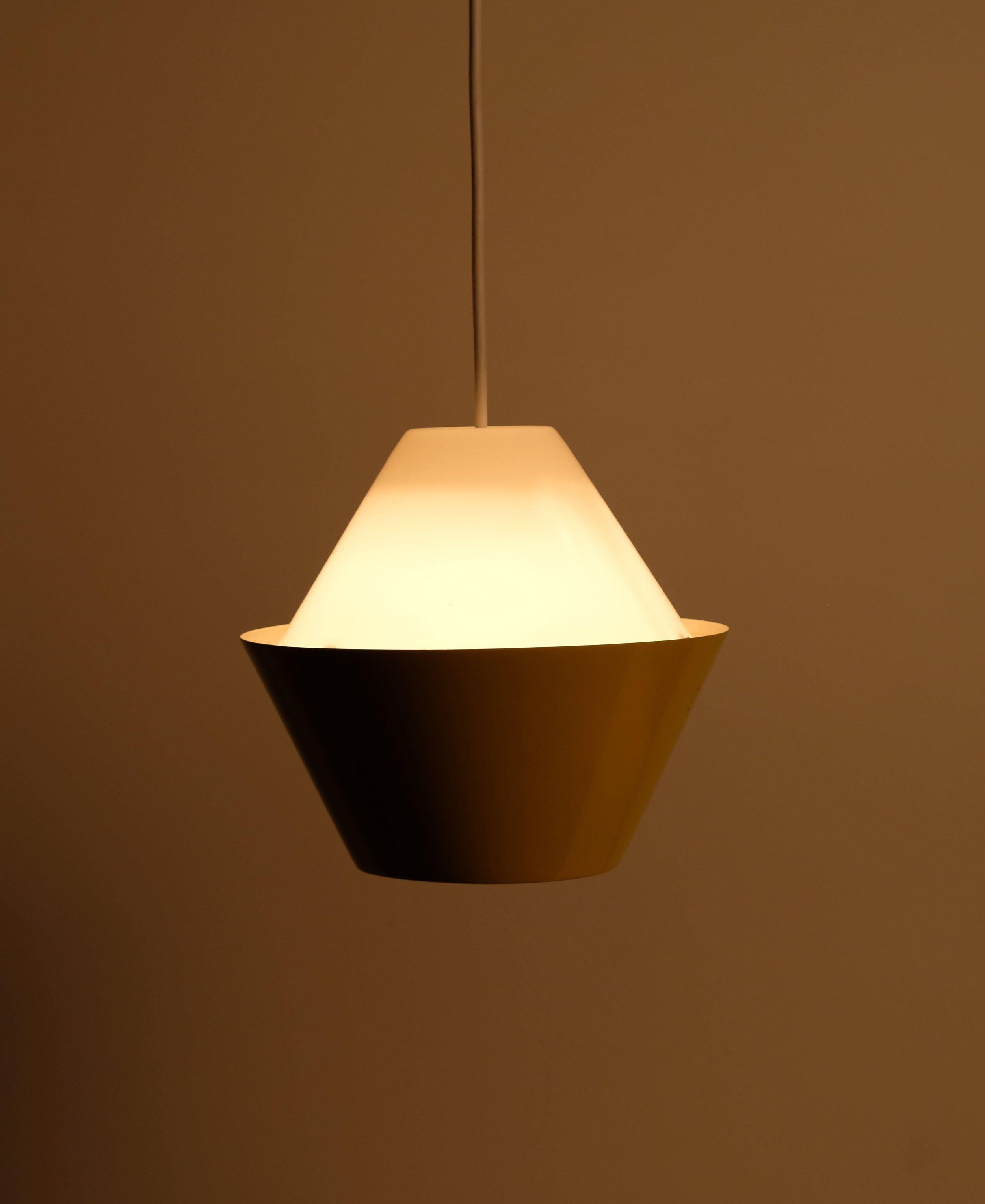 Mid Century Orno Pendelleuchte, entworfen von Yki Nummi, Finnland, 1960er Jahre. 60 Watt E-26 Edison medium base Glühbirne empfohlen oder höher, wenn LED/CFL. 

SCHÖPFER: Yki Nummi

ZEITRAUM: 1960-1969

URSPRUNGSLAND: Finnland

ZUSTAND: GUT (siehe