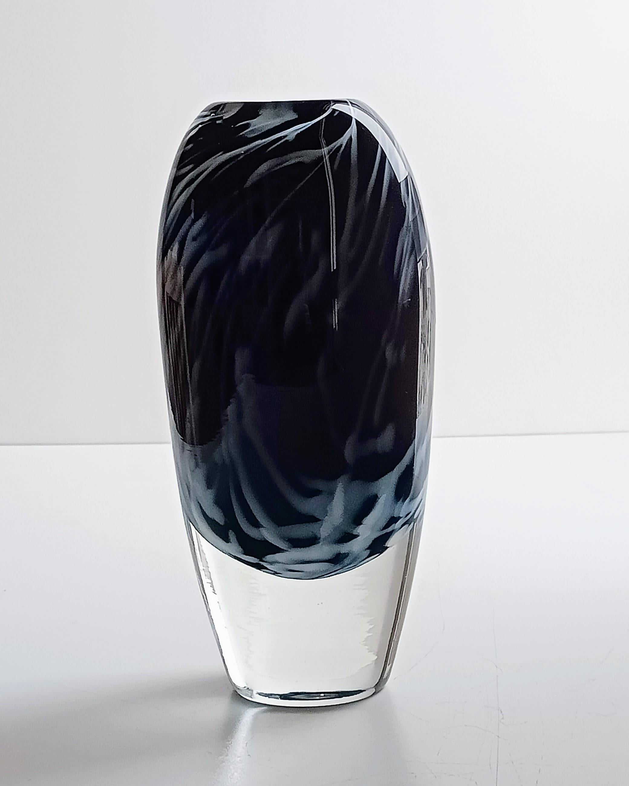 Le verre d'art Modern Scandinavian Modern d'Orrefors, conçu par Walter Johansson et datant du milieu du siècle dernier, représente certains des plus beaux exemples de l'art du verre de cette époque. Orrefors, verrerie suédoise de renom, est depuis