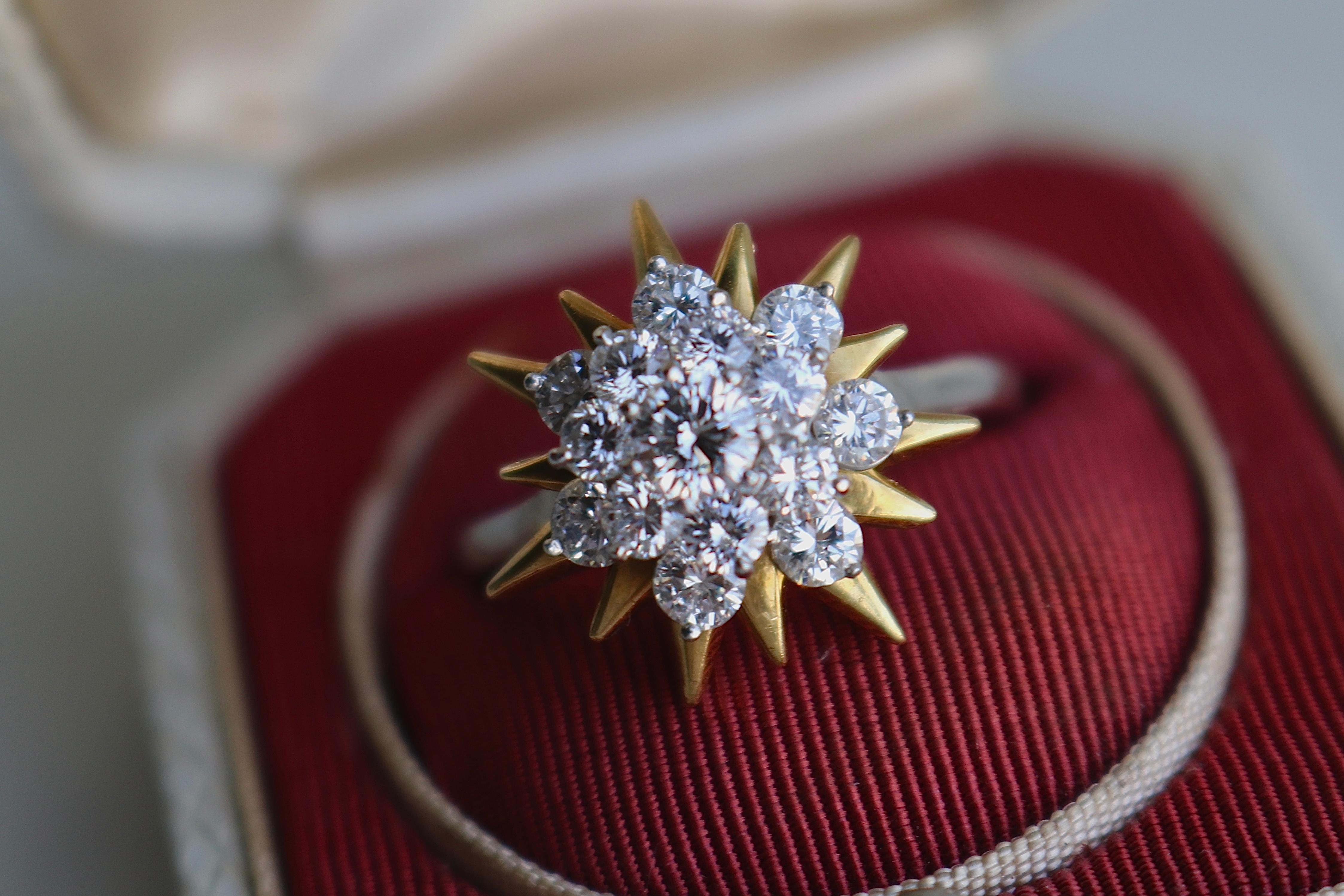 Women's or Men's Mid-Century Oscar Heyman and Bros. Diamond Plat. 18k Yellow Gold Starburst Ring For Sale