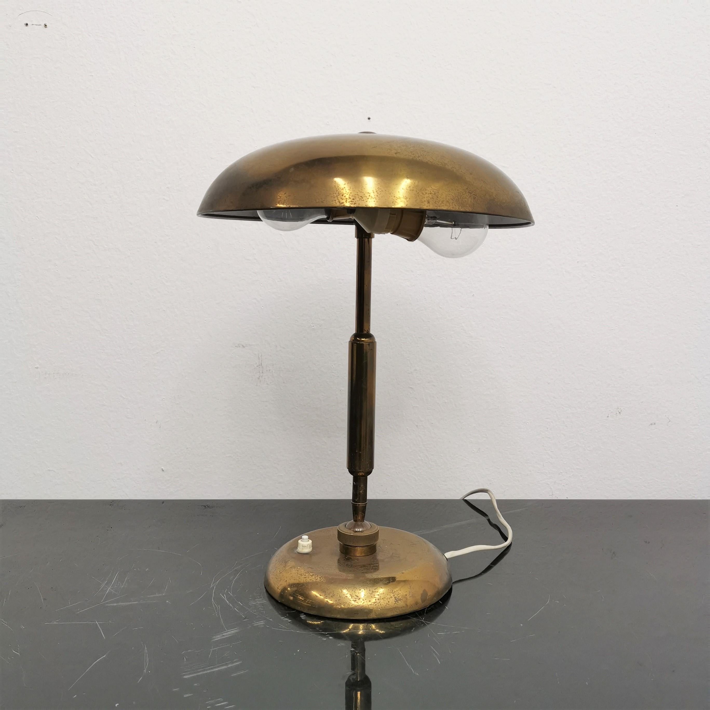 Stylish and beautiful mid-century table lamp in gilt brass, adjustable via two joints and circular lampshade. Attributed to Oscar Torlasco in Italy in the 1950s.
Wear consistent with age and use.

We have also put on sale another lamp of the same