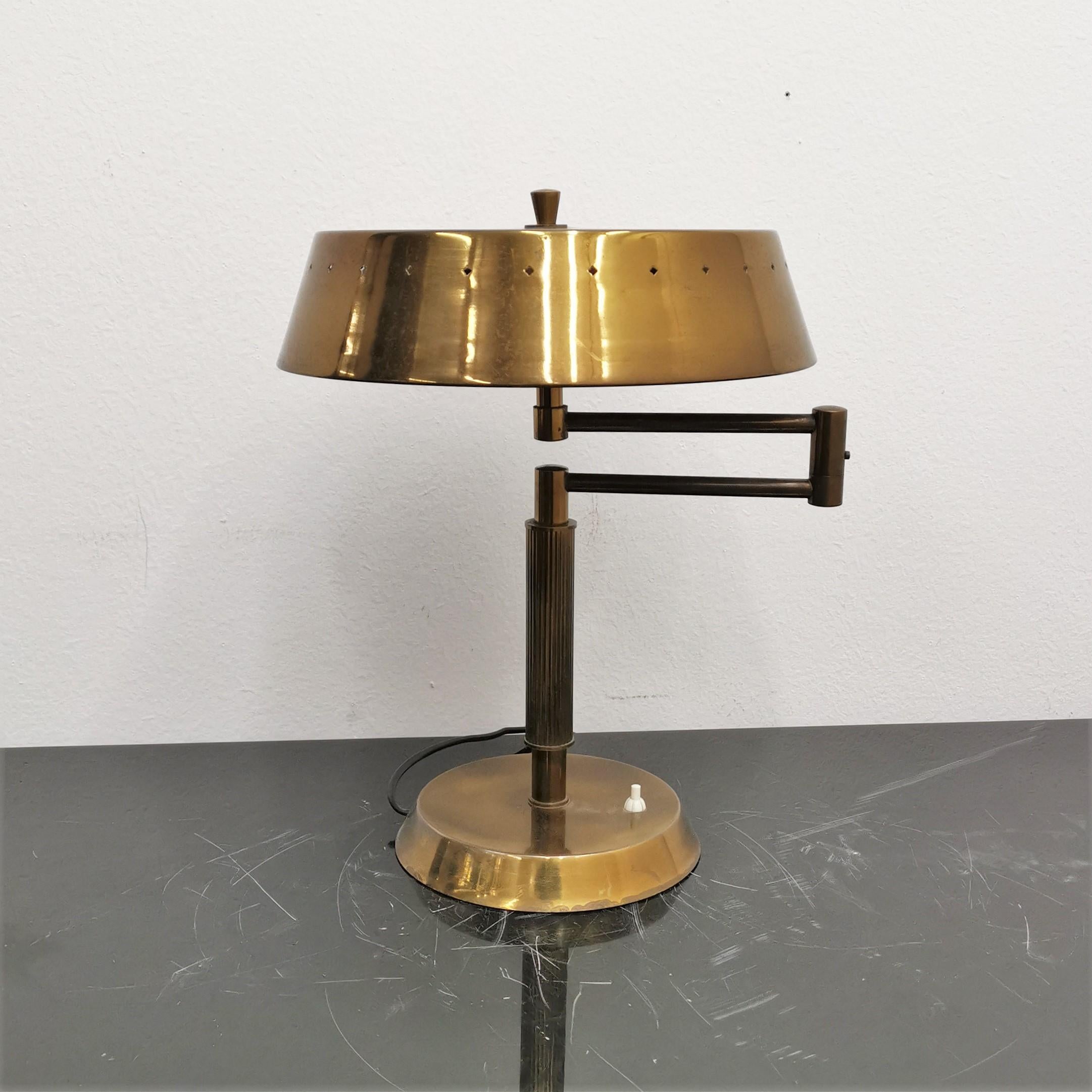 Stylish and beautiful brushed brass swing-arm desk lamp, adjustable via two joints and circular brass lampshade. Attributed to Oscar Torlasco in Italy in the 1950s.
Wear consistent with age and use.
 