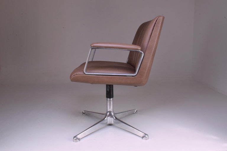 The timeless Osvaldo Borsani executive office chair designed in Italy, circa 1960s for Tecno. It has been restored with Italian leather upholstery and careful polishing. 
A 1st edition.

----------
All our pieces are fully restored at our atelier