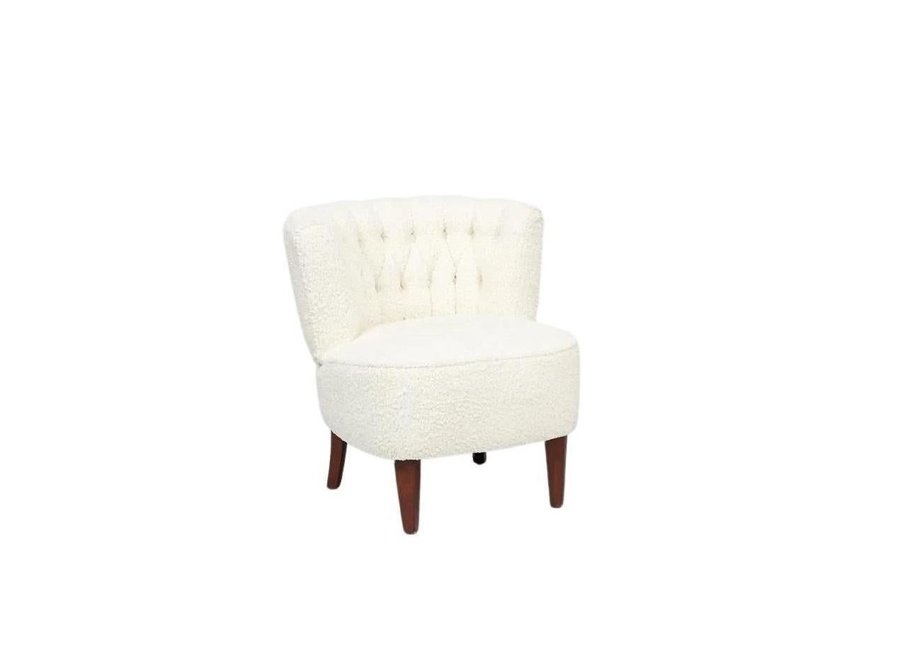 Schönes Paar Sessel aus den 1950er Jahren von Otto Schultz, Schweden. Die eleganten, organischen Linien des Designs schaffen eine markante Silhouette. Die großzügig geschwungene Rückenlehne ist mit rautenförmigen Knöpfen versehen und folgt den