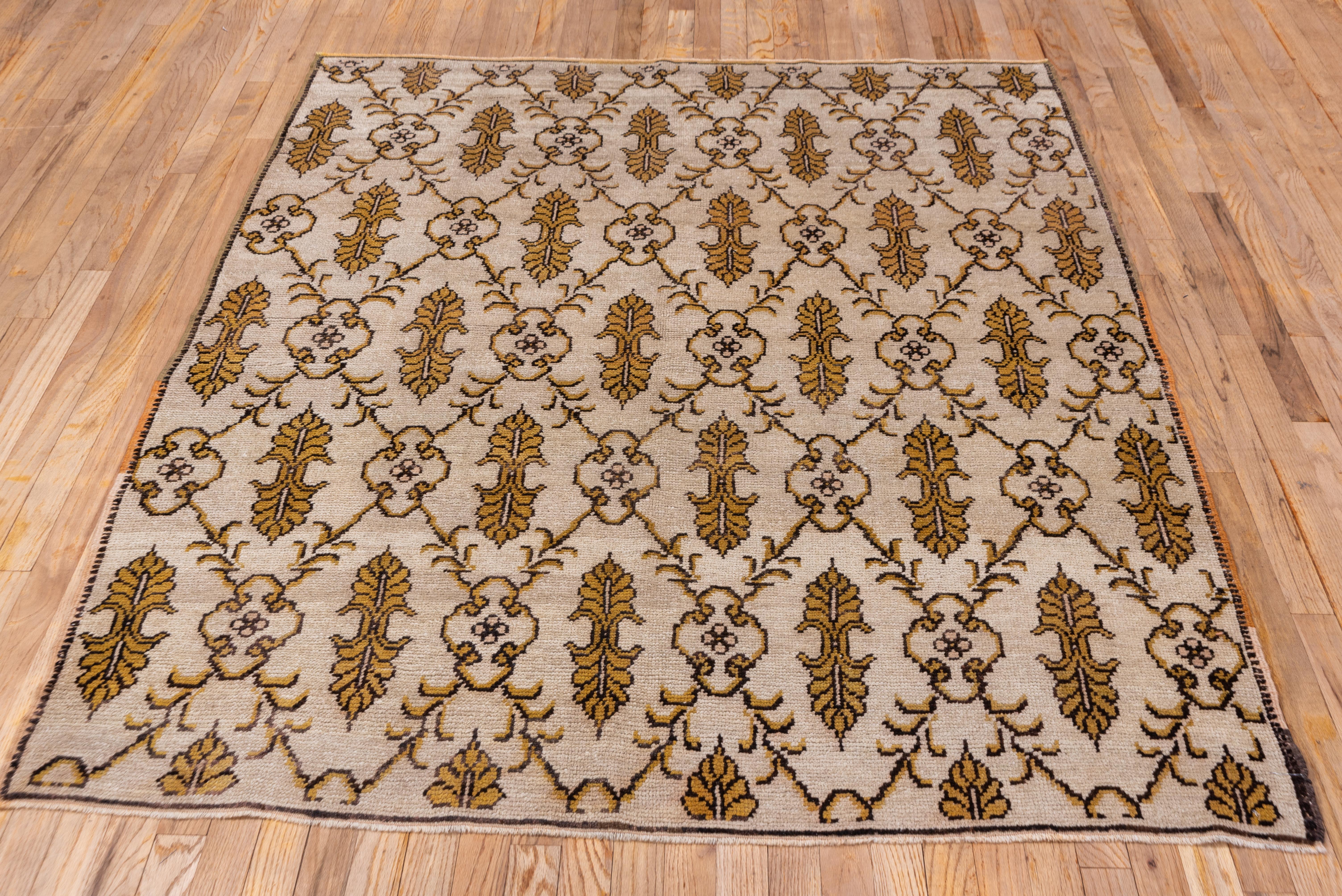 Vintage Turkish Oushak Rug, Circa 1950s In Good Condition In New York, NY