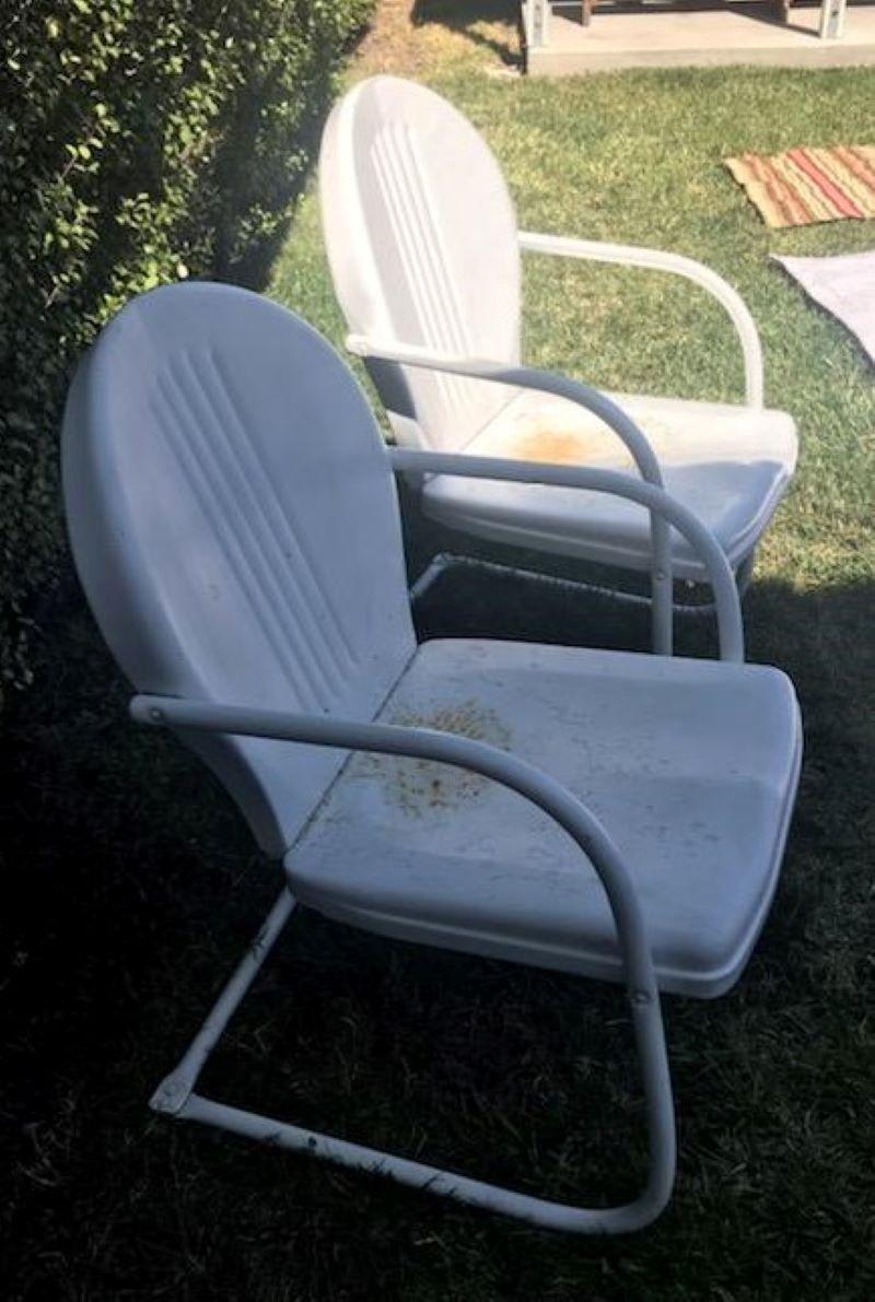 Américain Paire de fauteuils de porte d'extérieur du milieu du siècle dernier en peinture blanche ancienne en vente