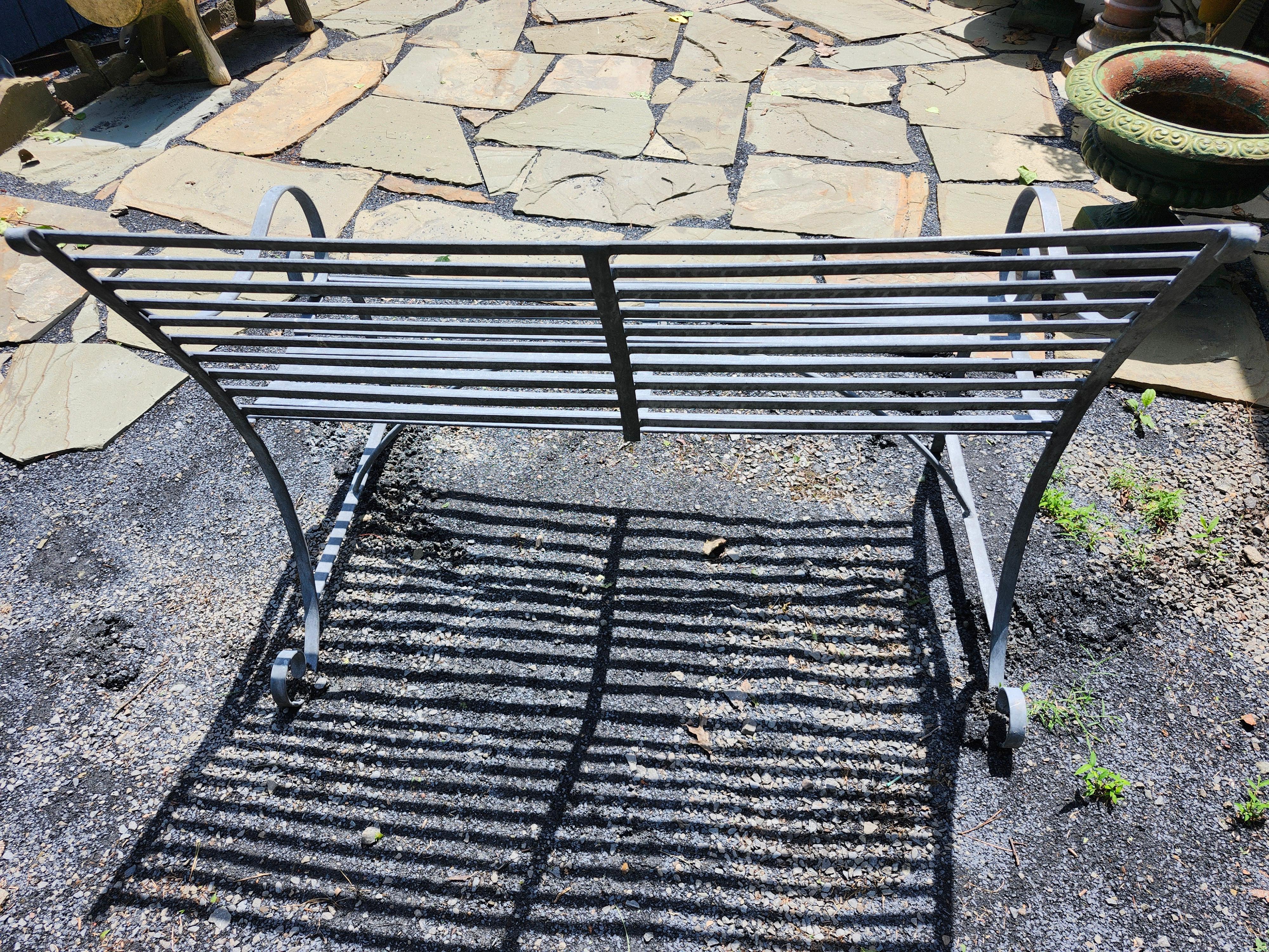 Banc d'extérieur Mid Century Garden Patio Porch Zinc Strap Iron Bench en vente 3