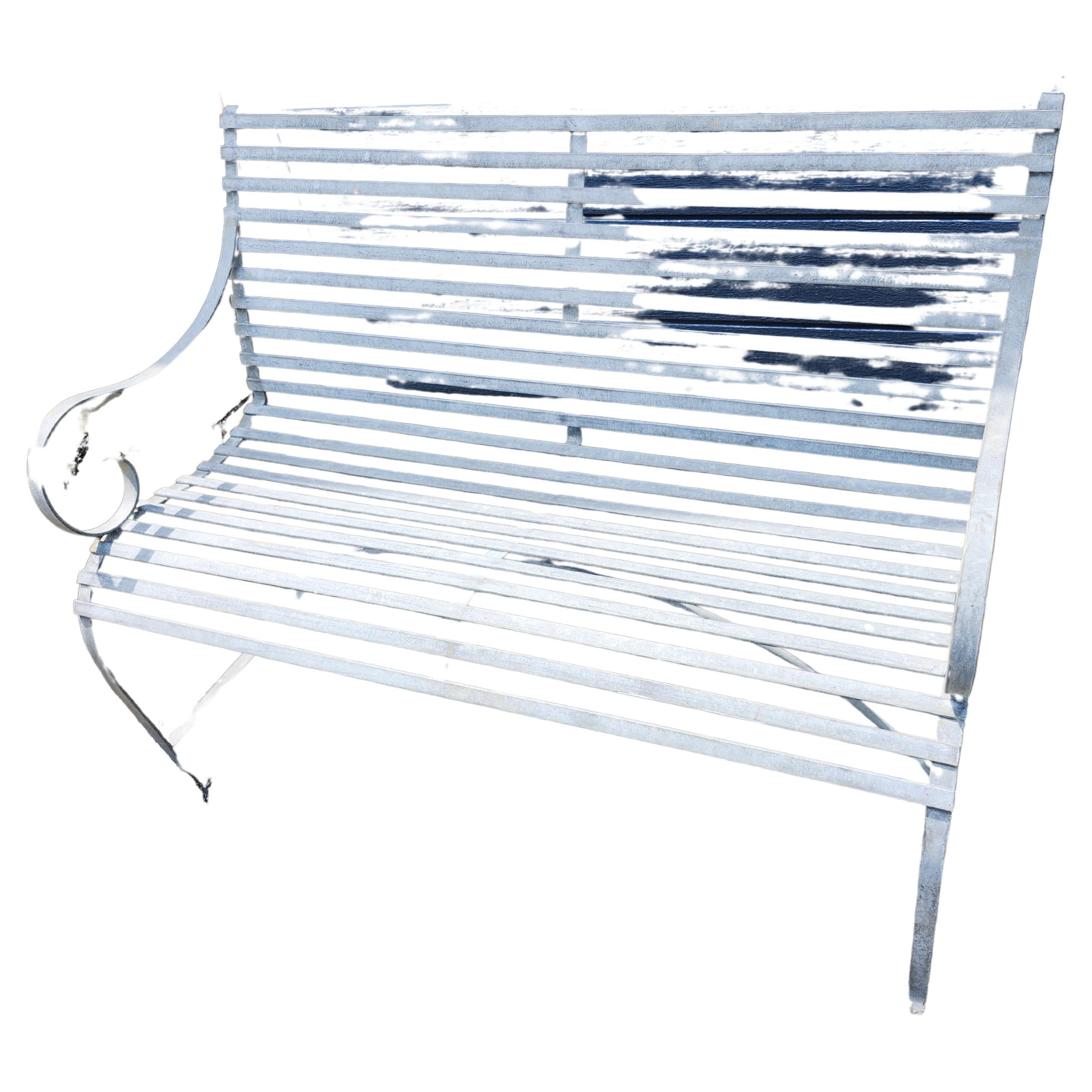 Fabuleux banc en fer galvanisé du milieu du siècle dernier. En excellent état de conservation, ce banc se trouvait principalement sous un porche fermé. Solide comme au premier jour. Il n'y a pas de peinture dessus. Usage intensif.