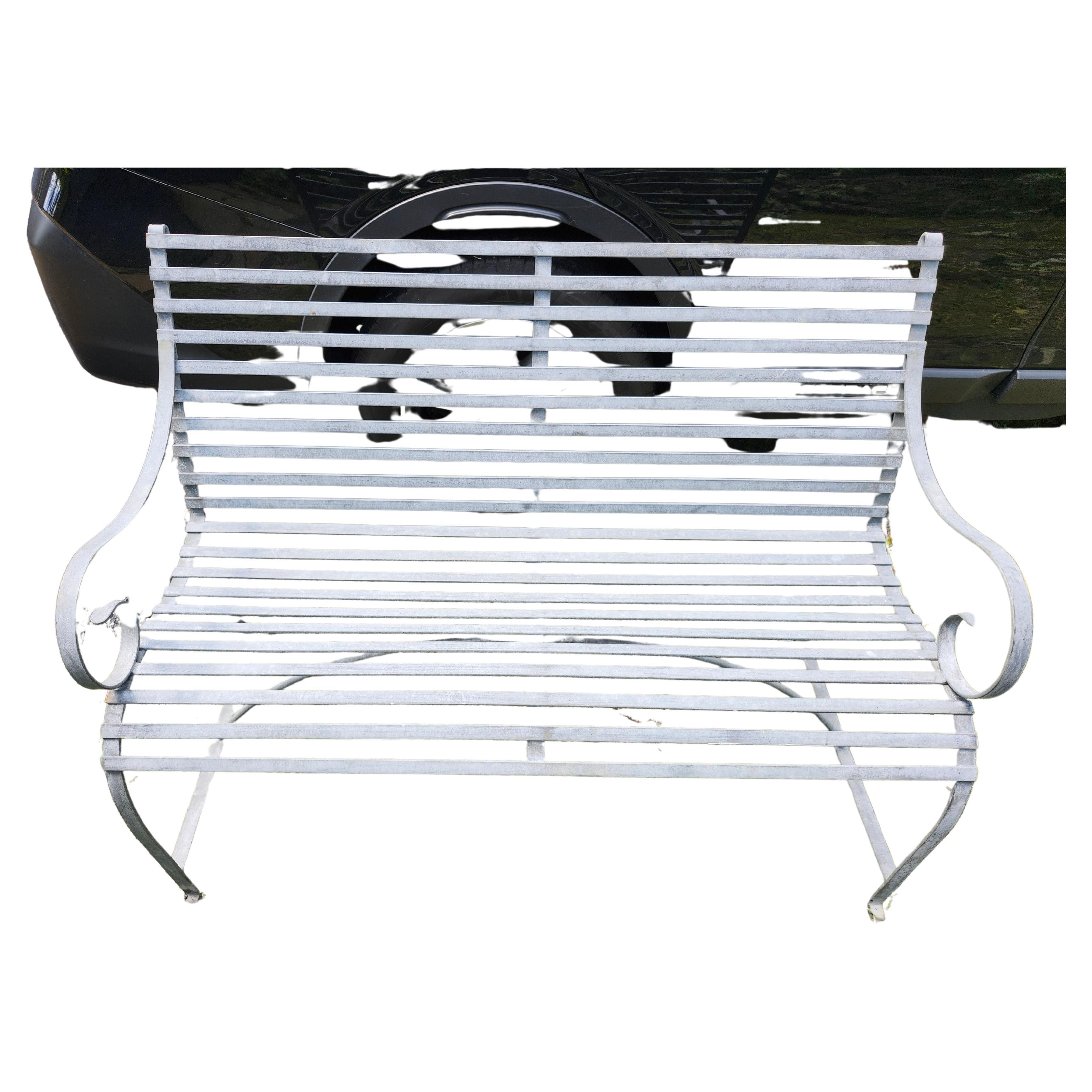 Mouvement esthétique Banc d'extérieur Mid Century Garden Patio Porch Zinc Strap Iron Bench en vente
