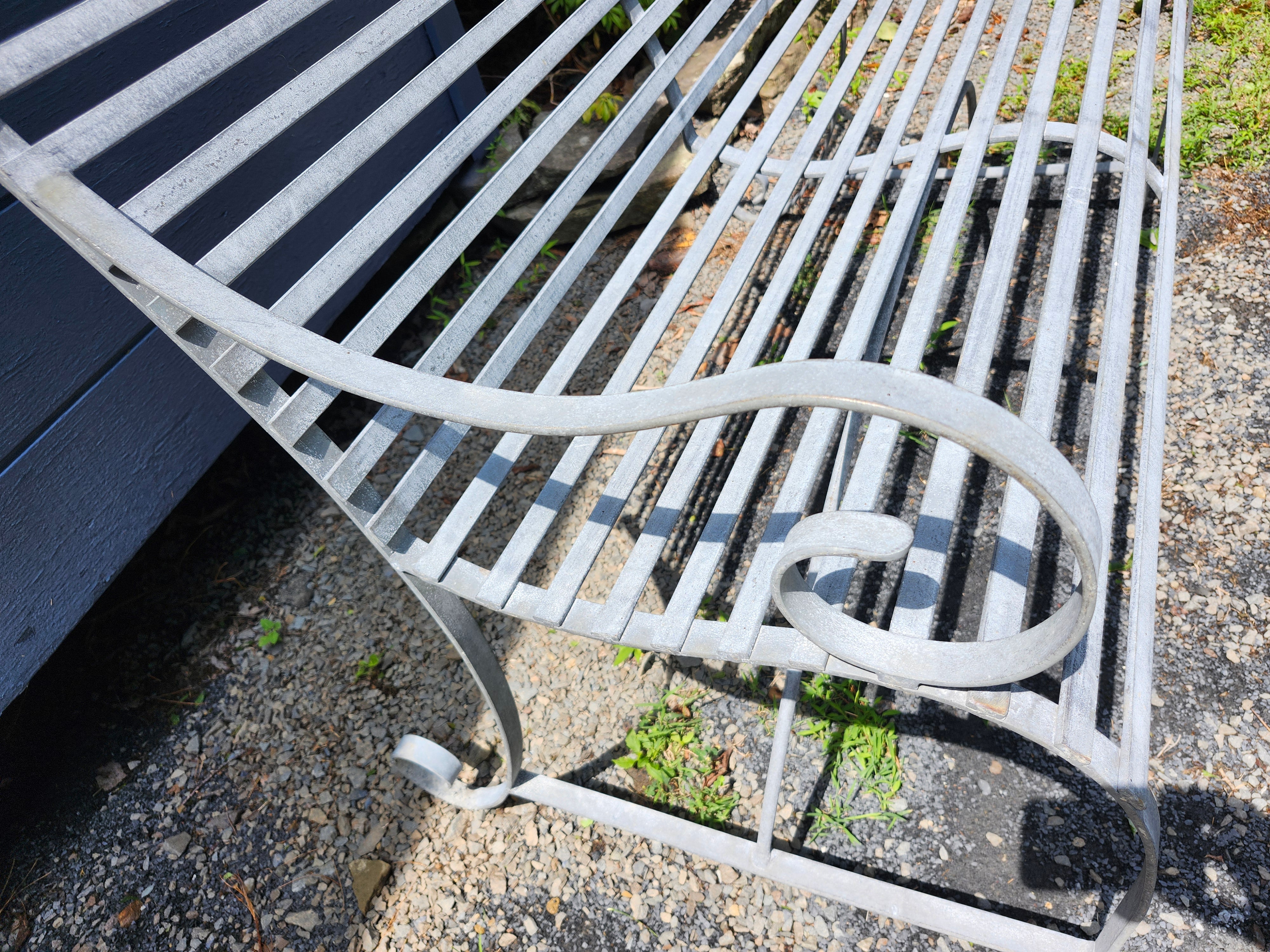 Américain Banc d'extérieur Mid Century Garden Patio Porch Zinc Strap Iron Bench en vente