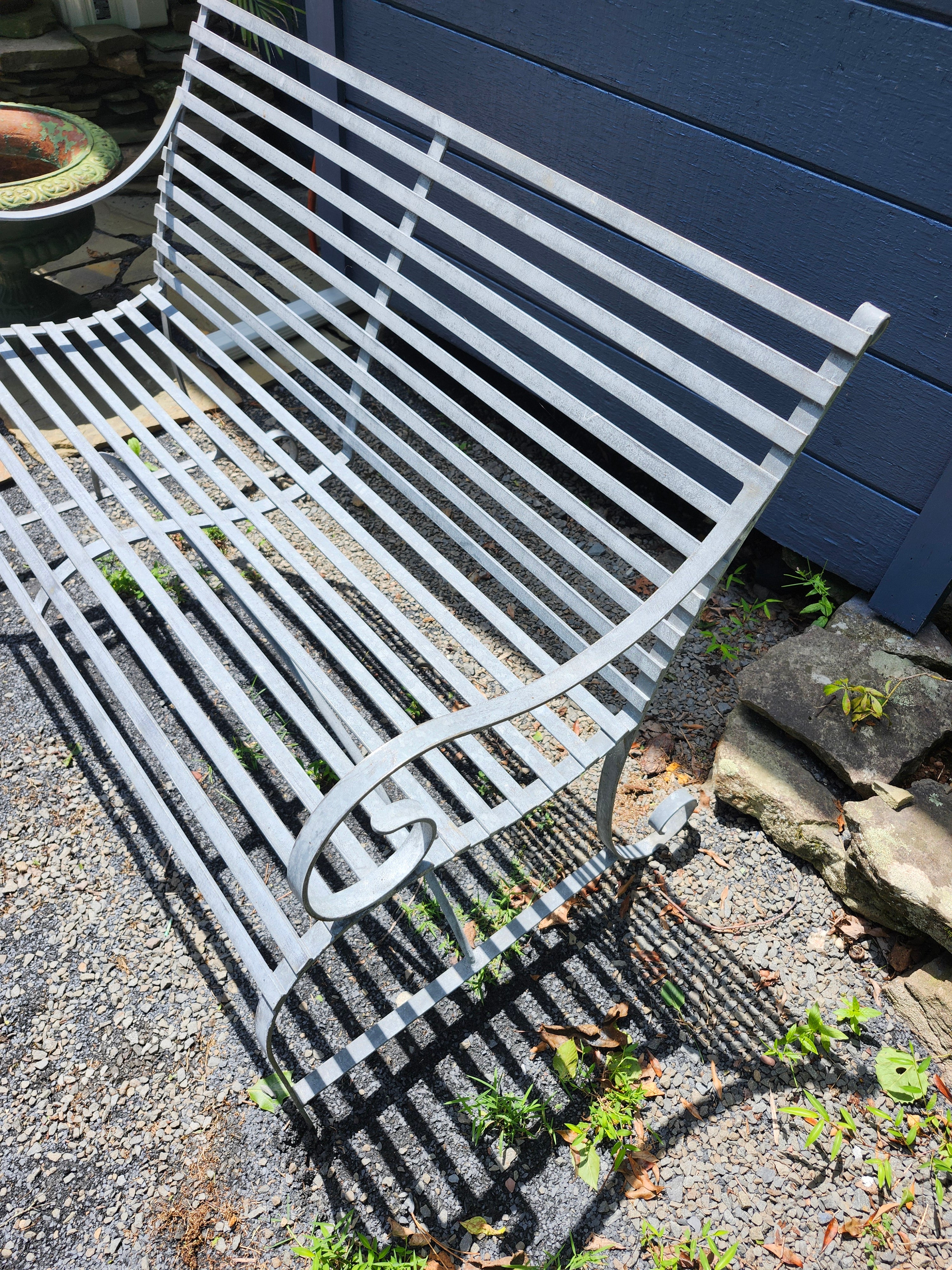 Banc d'extérieur Mid Century Garden Patio Porch Zinc Strap Iron Bench Bon état - En vente à Port Jervis, NY