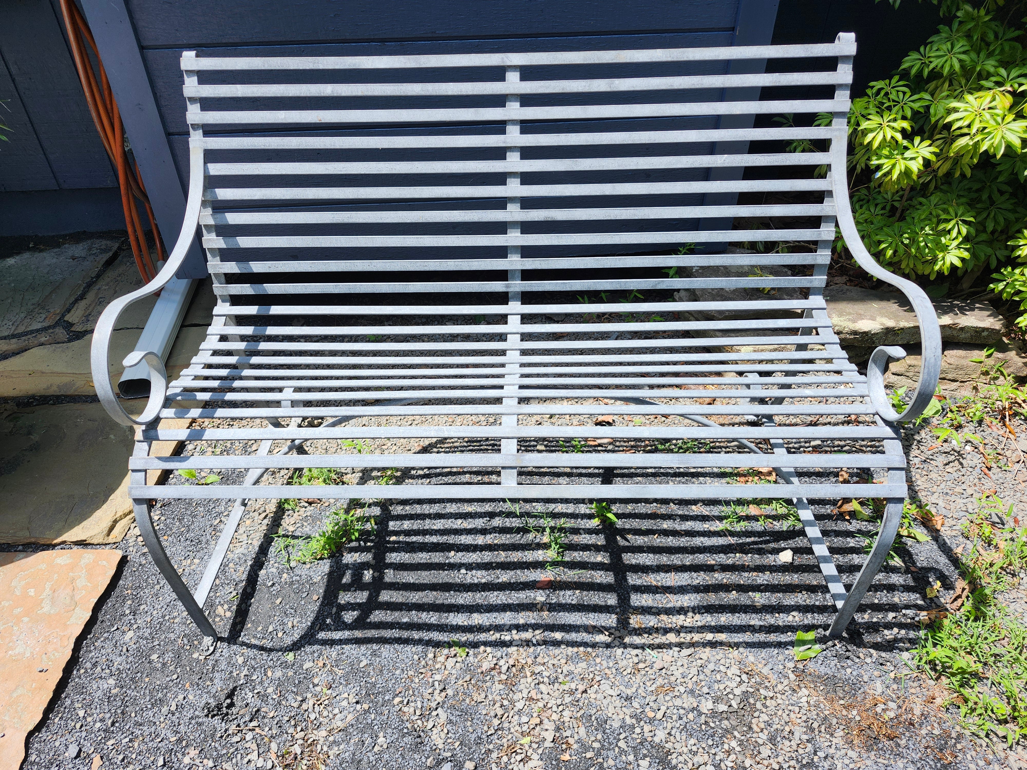 Milieu du XXe siècle Banc d'extérieur Mid Century Garden Patio Porch Zinc Strap Iron Bench en vente