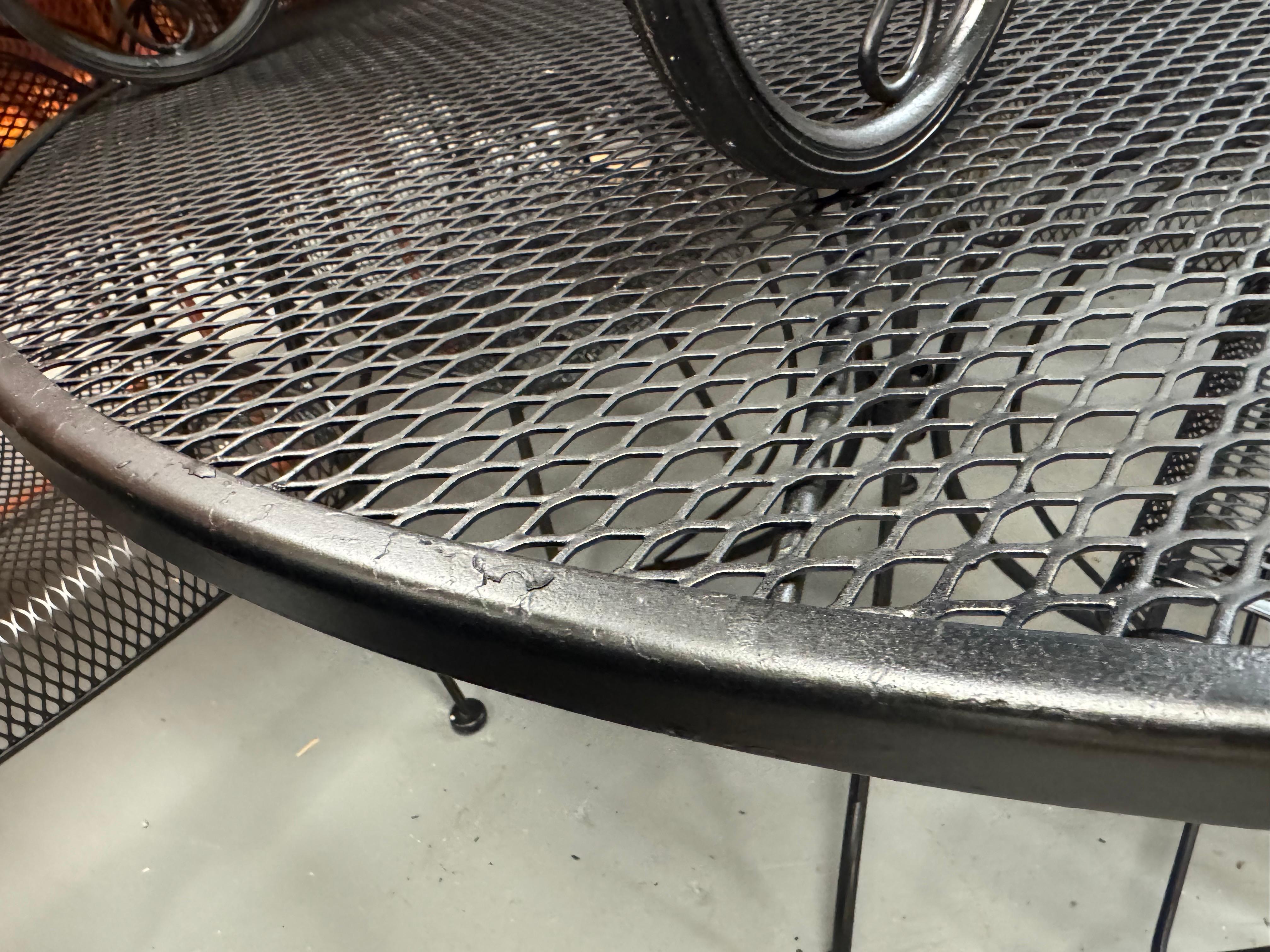 Tavolo da pranzo rotondo da 48 pollici per esterni in ferro di metà secolo Salterini in vendita 3