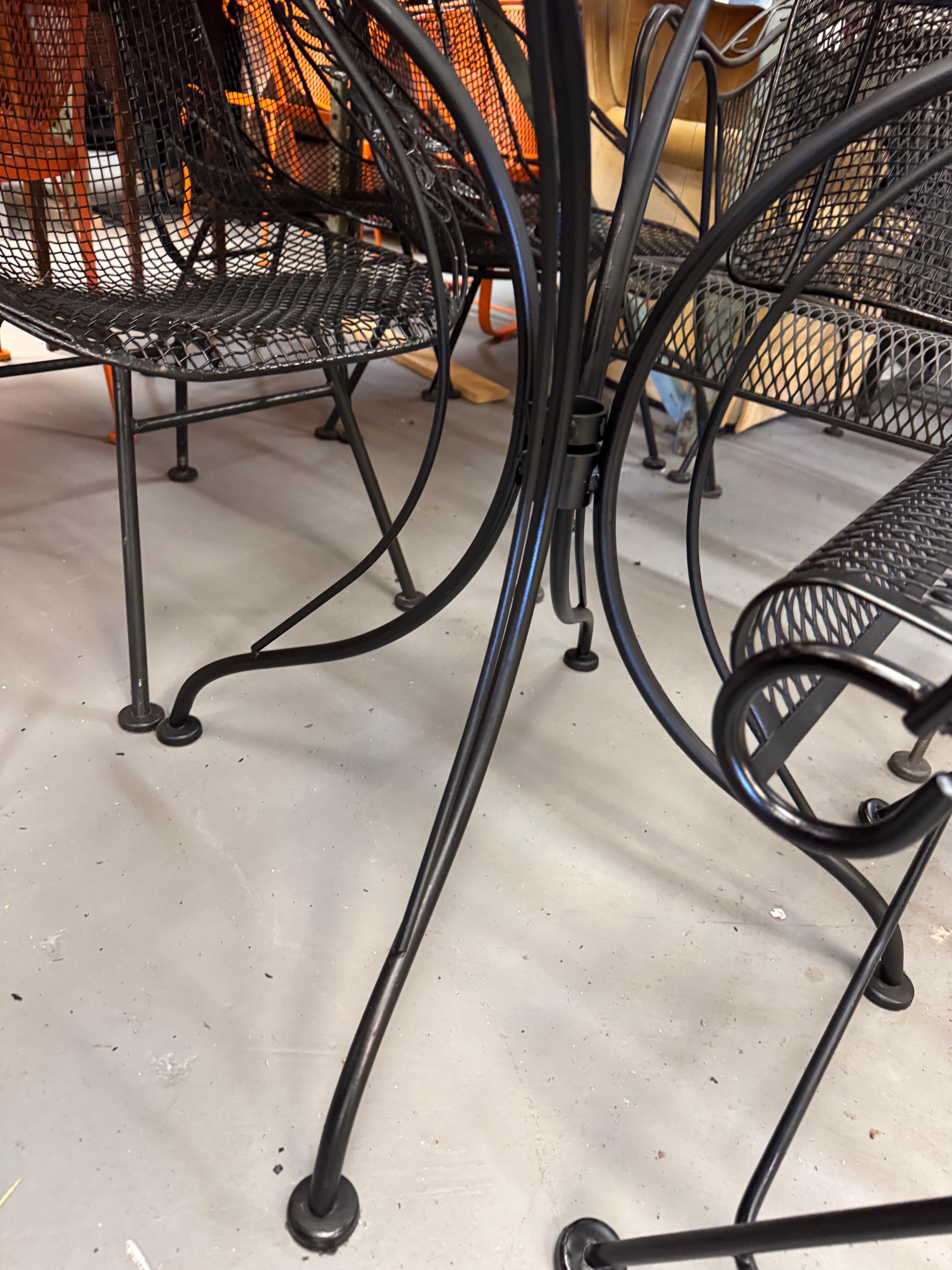 Tavolo da pranzo rotondo da 48 pollici per esterni in ferro di metà secolo Salterini in vendita 4