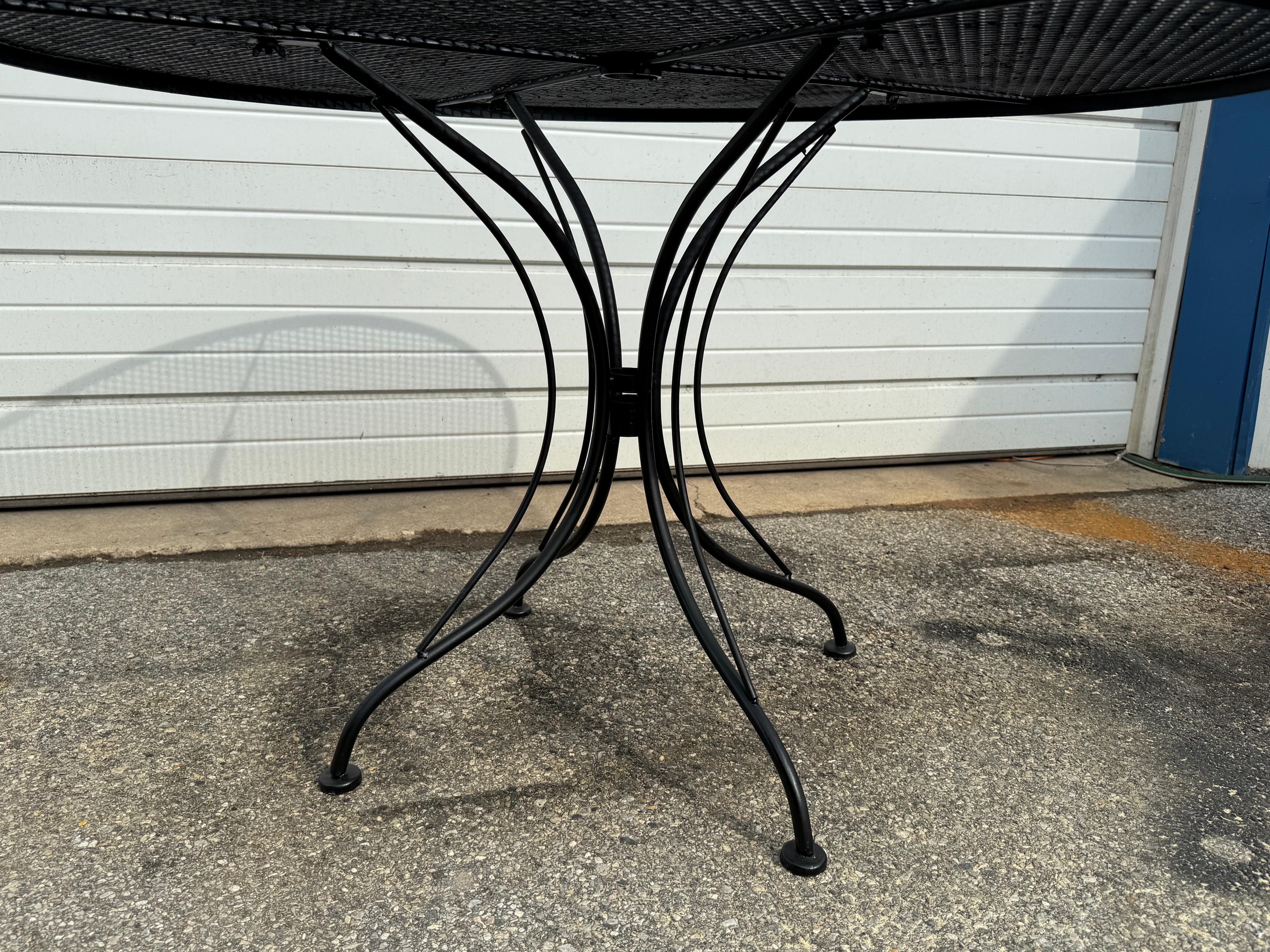 Americano Tavolo da pranzo rotondo da 48 pollici per esterni in ferro di metà secolo Salterini in vendita