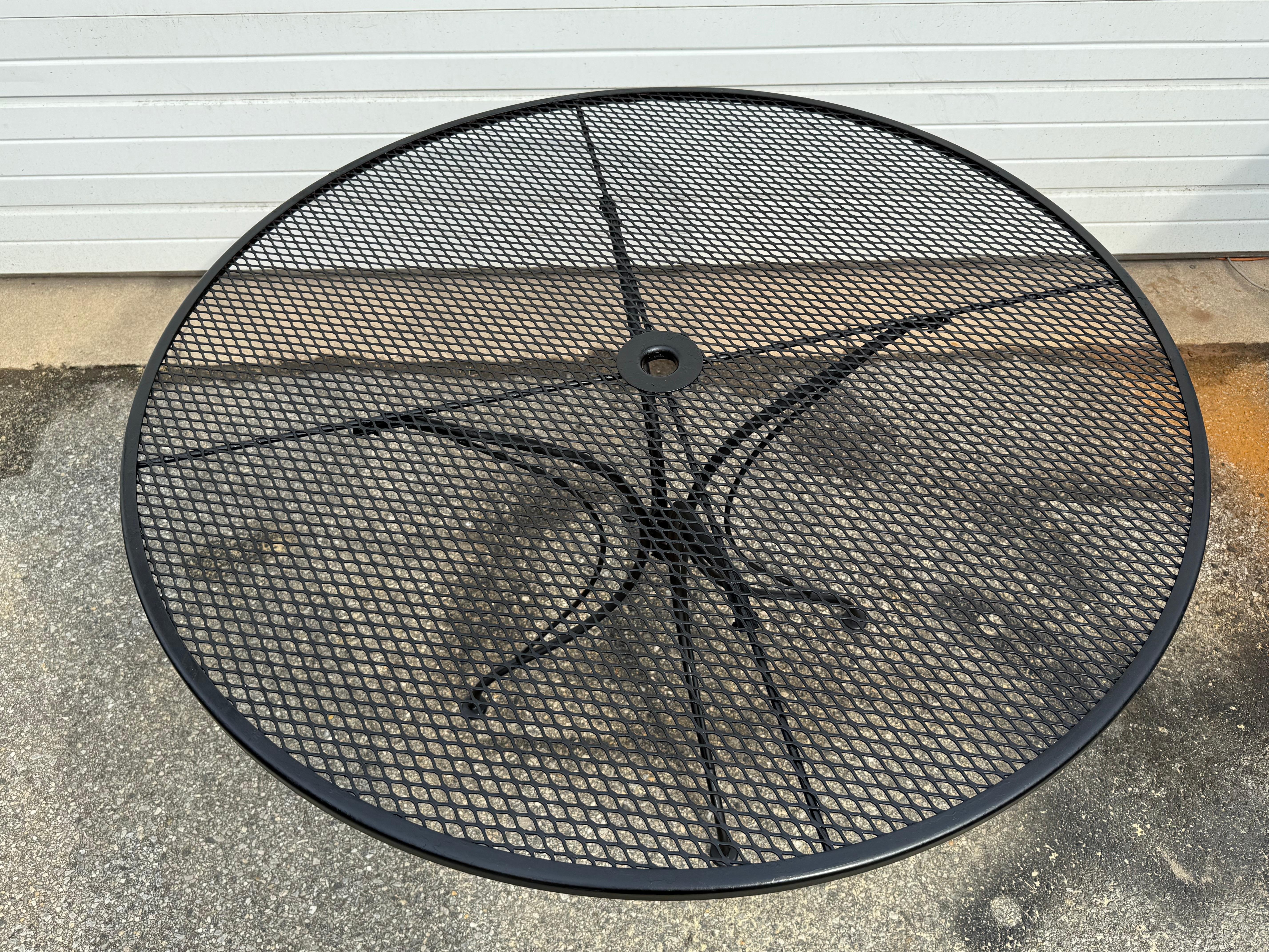 Tavolo da pranzo rotondo da 48 pollici per esterni in ferro di metà secolo Salterini In condizioni buone in vendita a Wilmington, DE