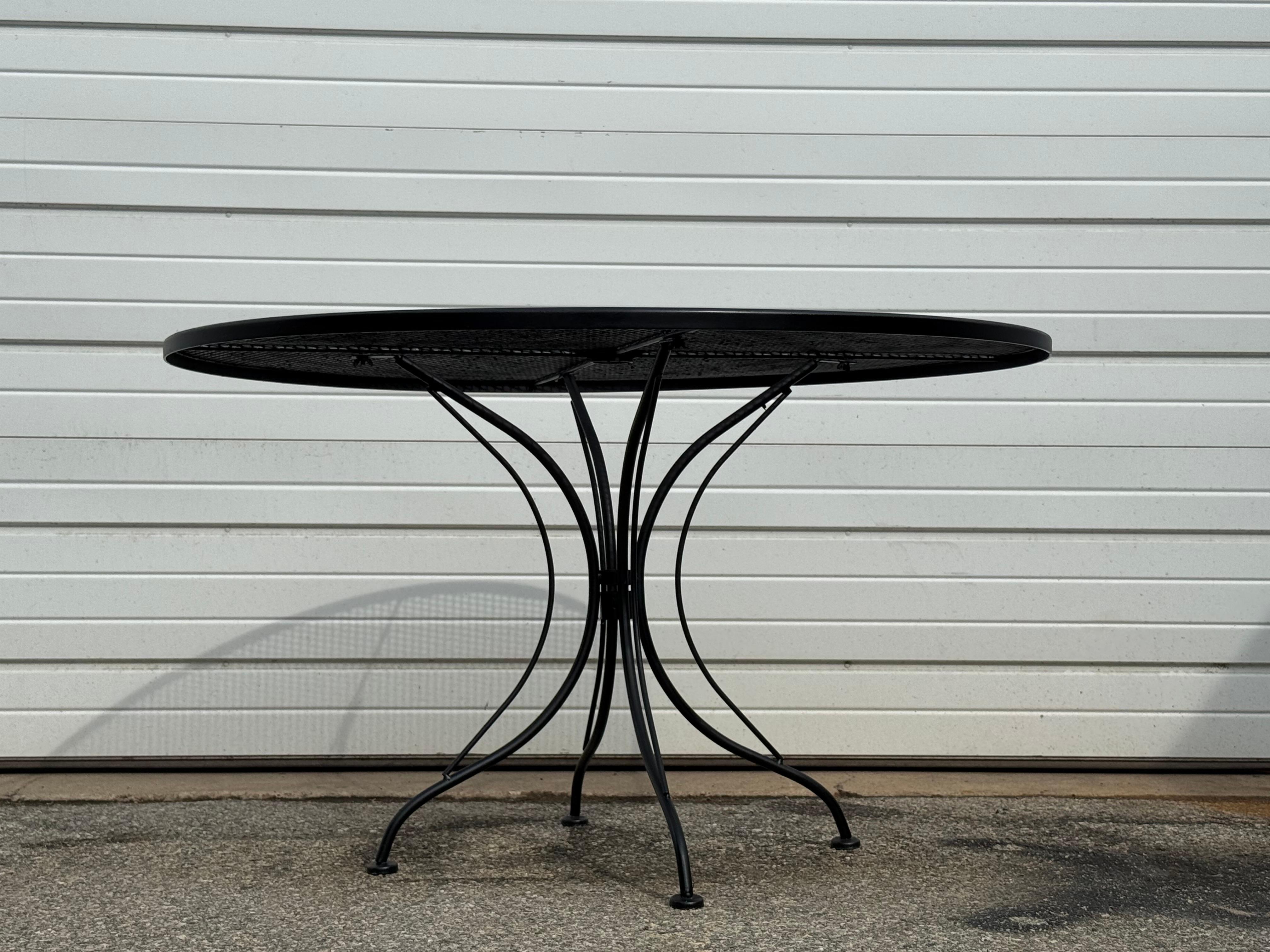 XX secolo Tavolo da pranzo rotondo da 48 pollici per esterni in ferro di metà secolo Salterini in vendita