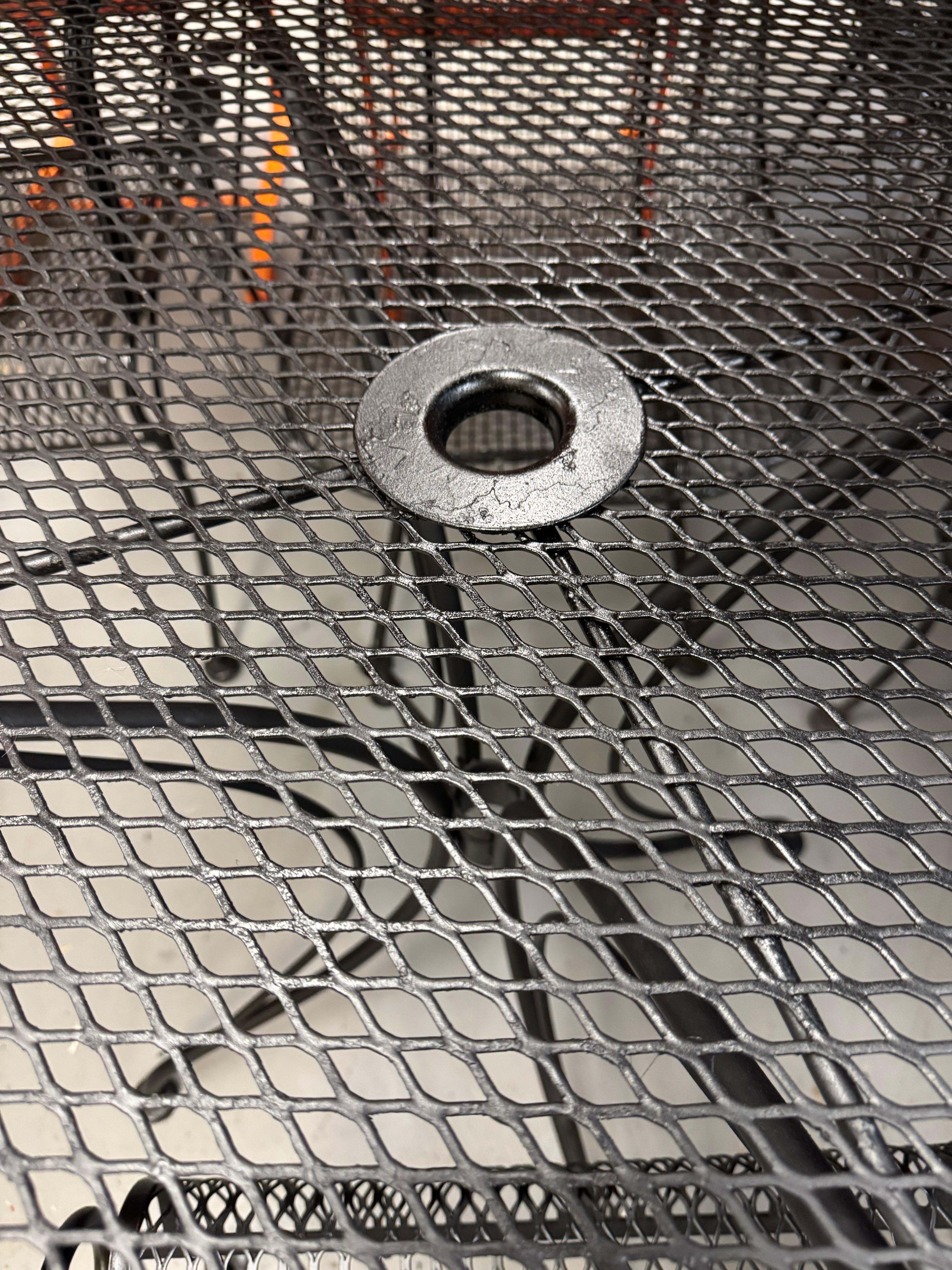 Tavolo da pranzo rotondo da 48 pollici per esterni in ferro di metà secolo Salterini in vendita 1