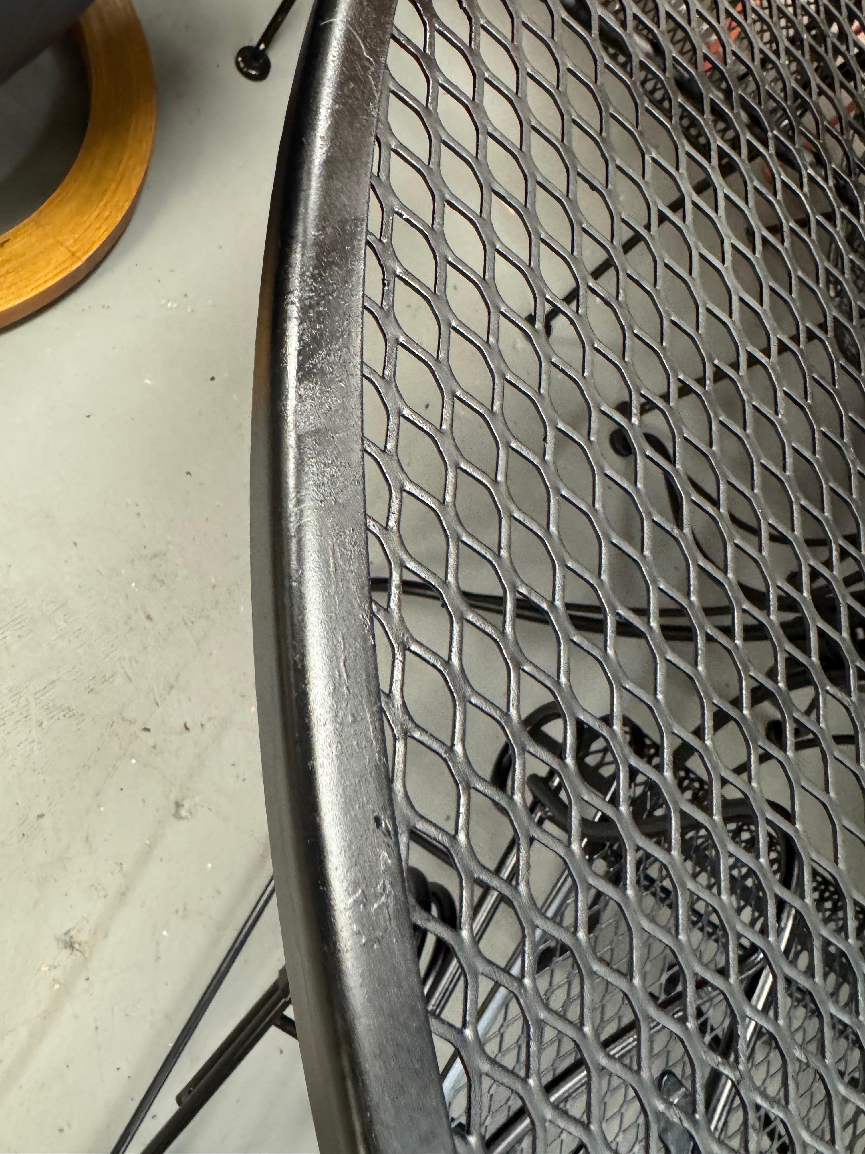 Tavolo da pranzo rotondo da 48 pollici per esterni in ferro di metà secolo Salterini in vendita 2