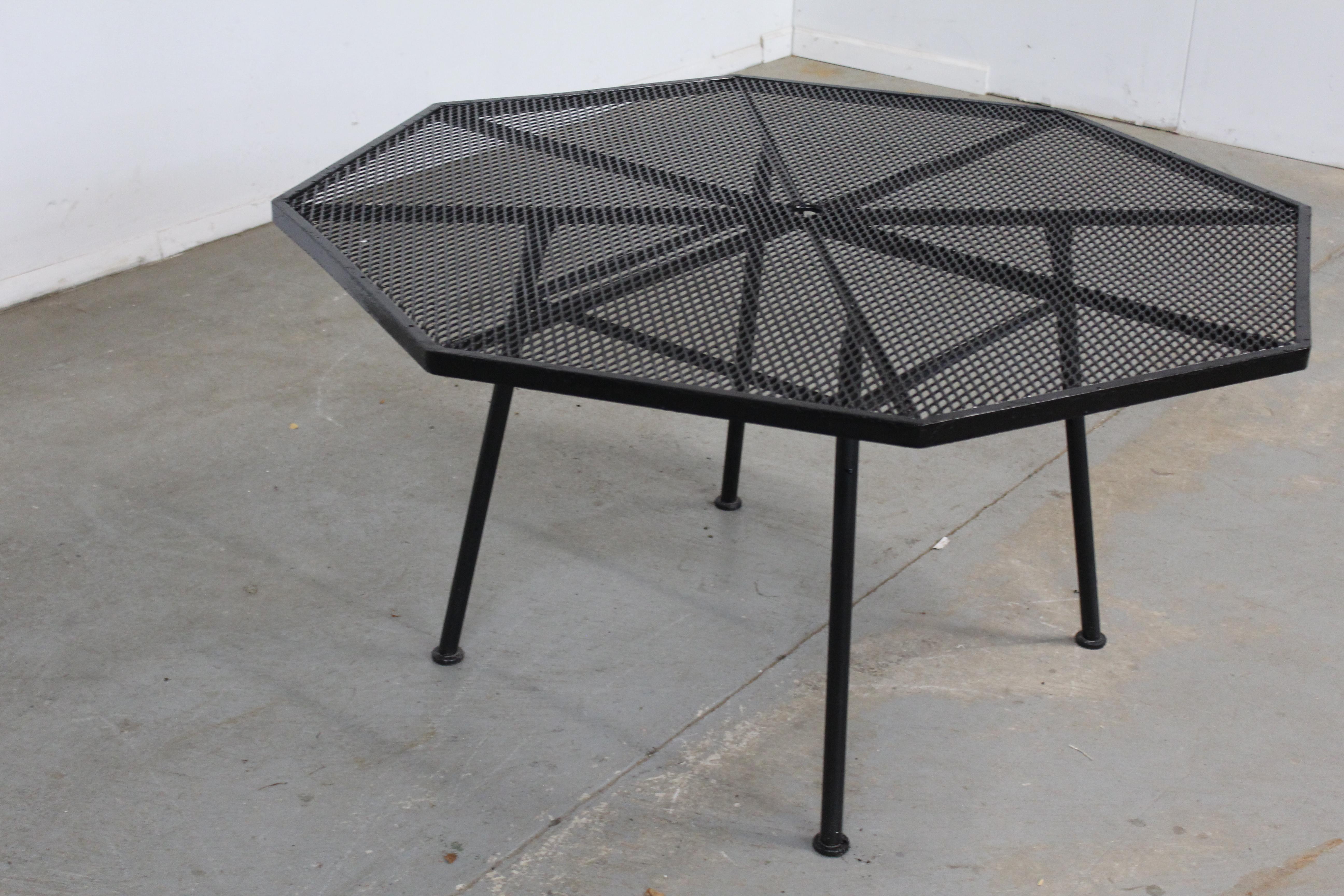 Mid-Century outdoor iron woodard sculptura octagonal dining table
Offered is a mid-century outdoor iron woodard sculptura octagonal dining table. Features Black paint and woven wrought iron. The table is structurally sound in good condition and can