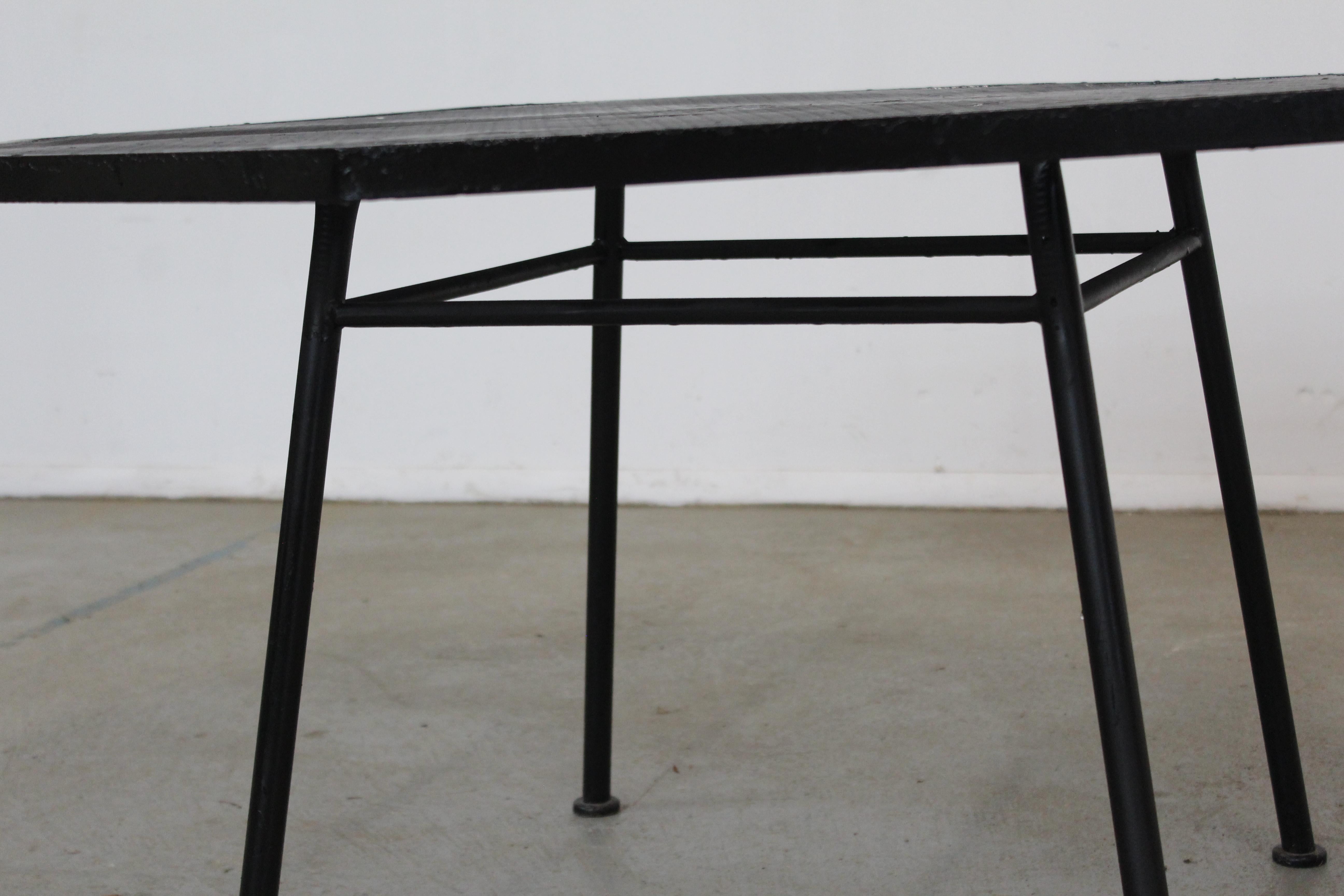 Métal Table de salle à manger octogonale à profil bas Woodard Sculptura en fer pour extérieur du milieu du siècle dernier en vente