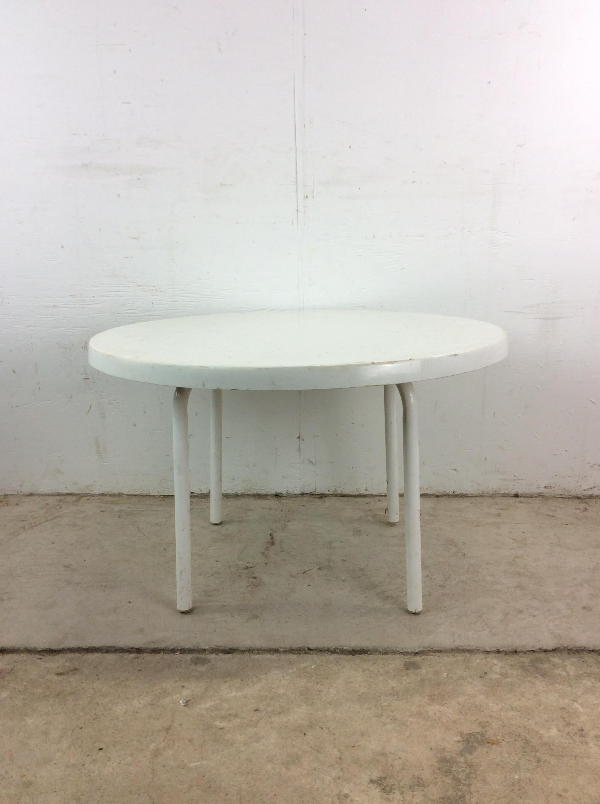 Esta mesa de cóctel de exterior moderna de mediados de siglo tiene tablero de fibra de vidrio pintada de blanco y patas de aluminio. u2028u2028Todo el conjunto de muebles de patio a juego disponible por separado. (2 tumbonas, 3 sillones, balancín y