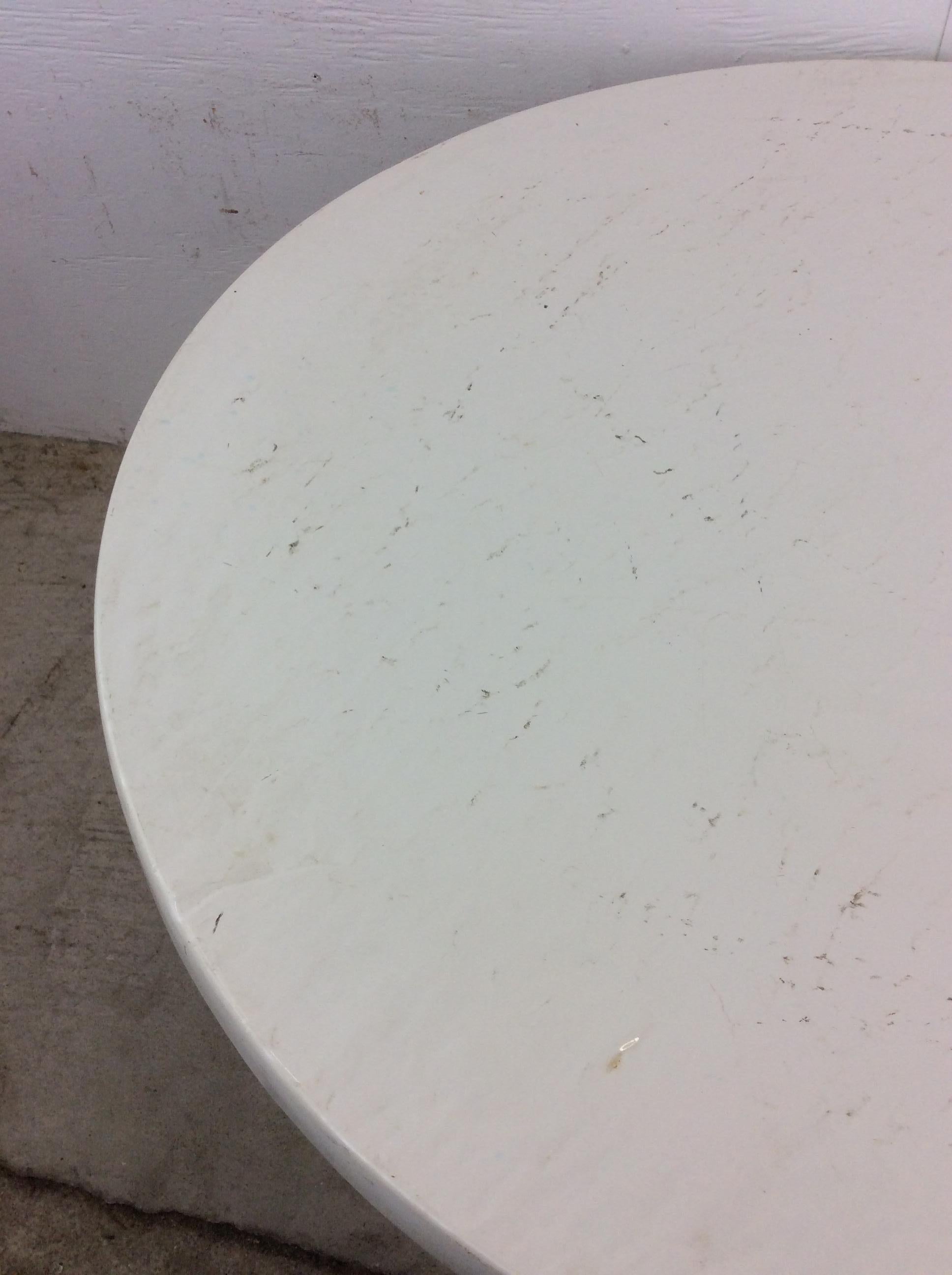 Mid Century Outdoor Patio Cocktail Table con tapa de fibra de vidrio Moderno de mediados de siglo en venta