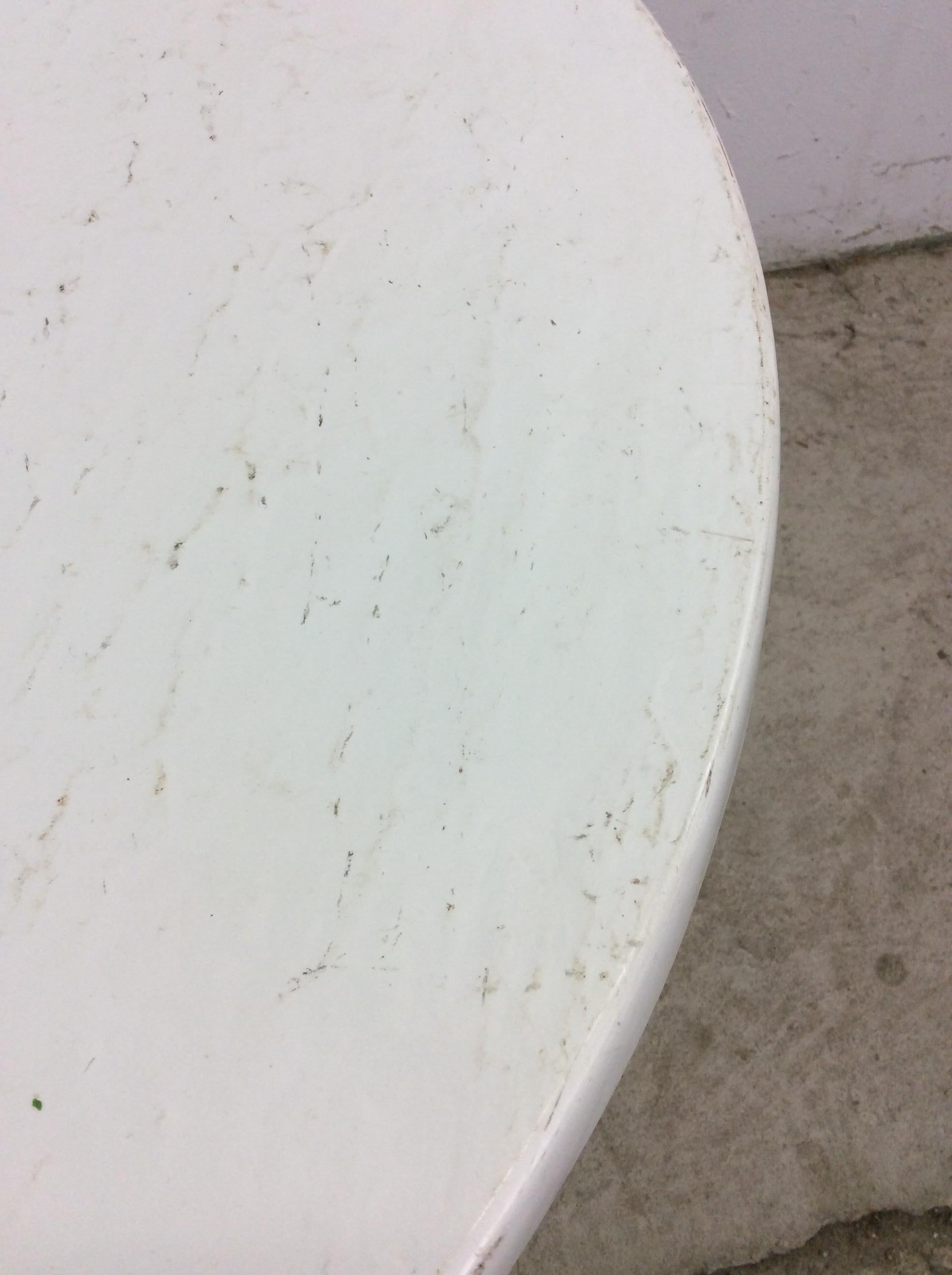 Mid Century Outdoor Patio Cocktail Table con tapa de fibra de vidrio Estadounidense en venta