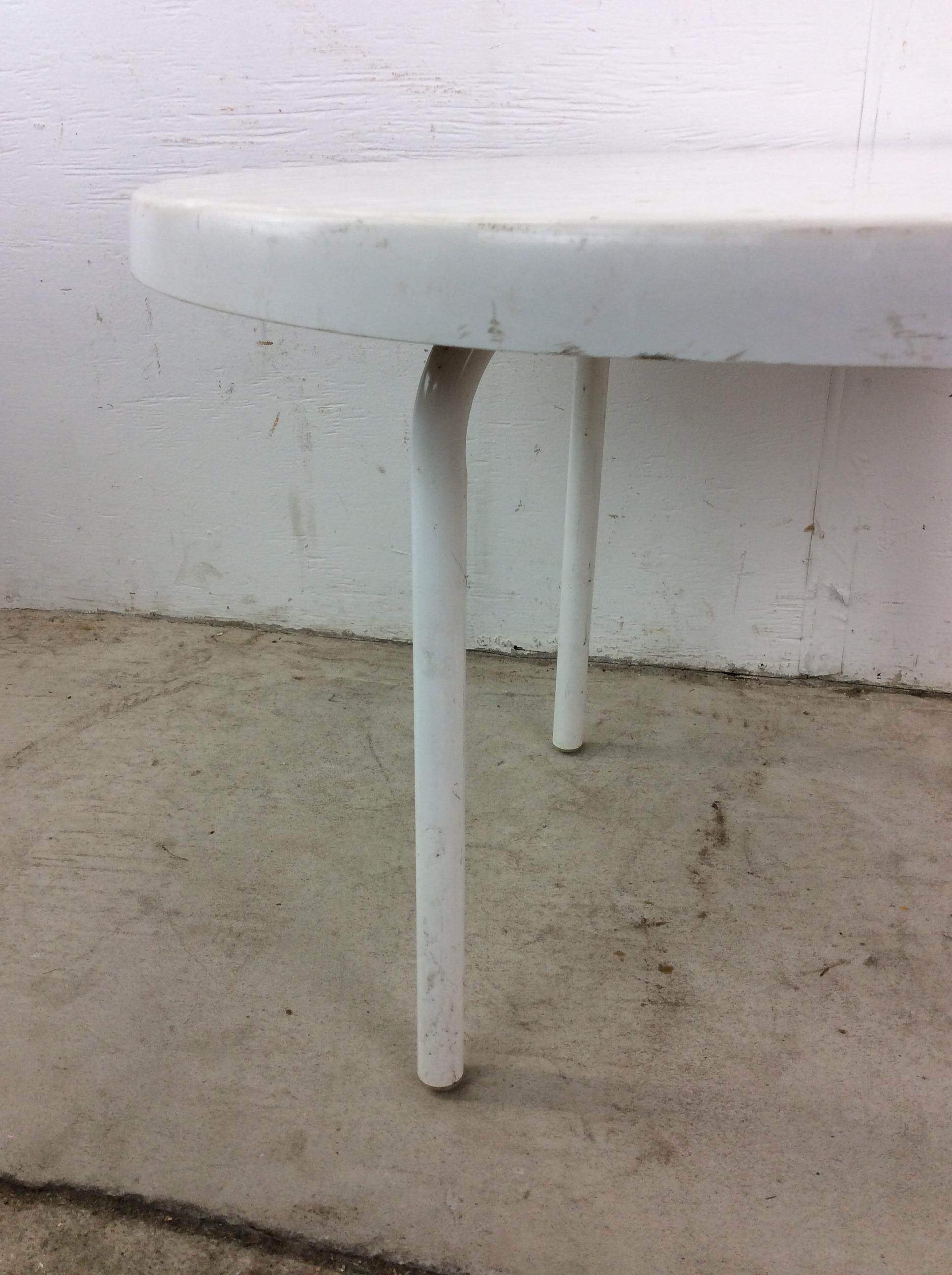 Mid Century Outdoor Patio Cocktail Table con tapa de fibra de vidrio siglo XX en venta