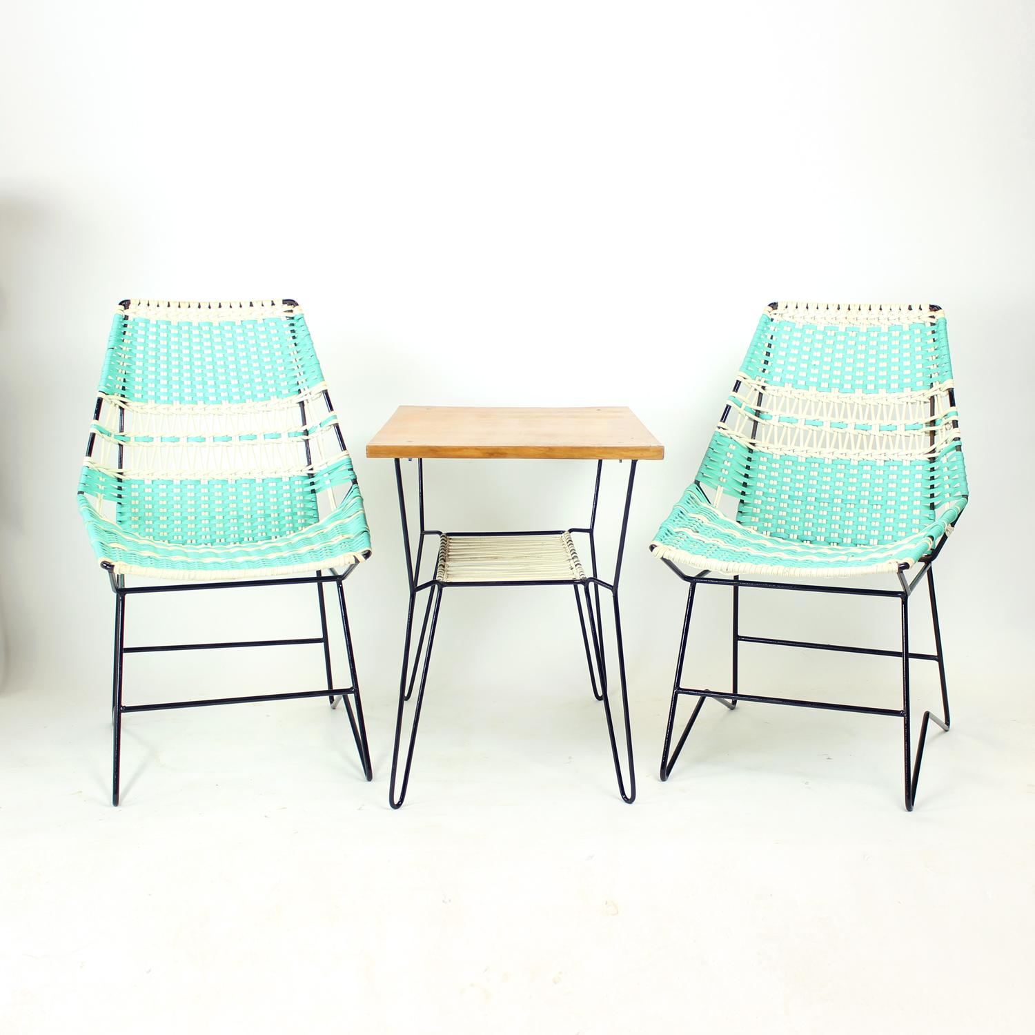 Eine atemberaubende Garten-Sitzgarnitur aus der Mitte des Jahrhunderts, die in den 1960er Jahren in der Tschechoslowakei hergestellt wurde und die Vorliebe der damaligen Zeit für innovative Materialien und zeitloses Design widerspiegelt. Das Set