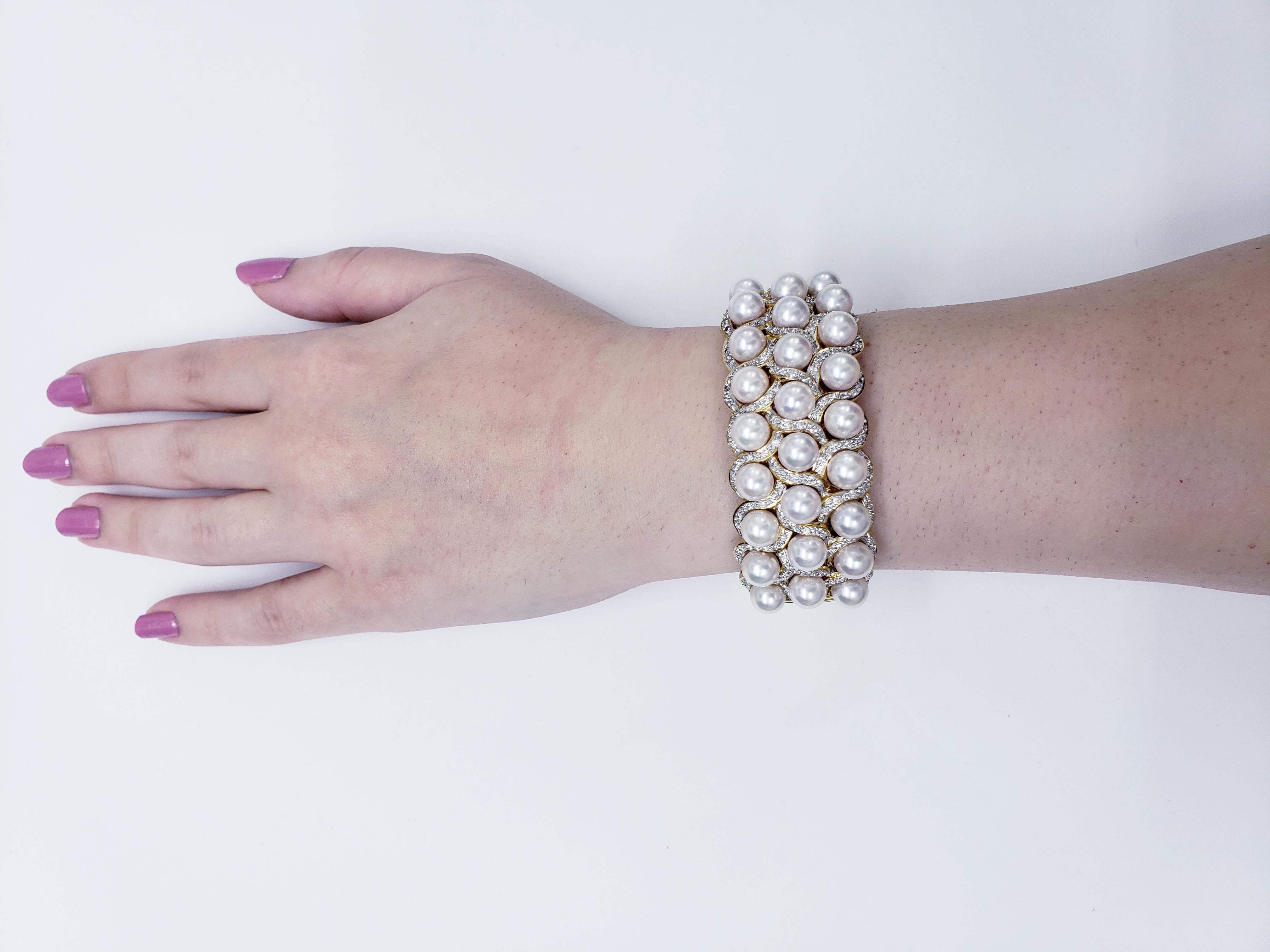 Round Cut Midcentury Outstanding Luxury Diamonds and Pearls Bangle Handcrafted in 18k Gold For Sale