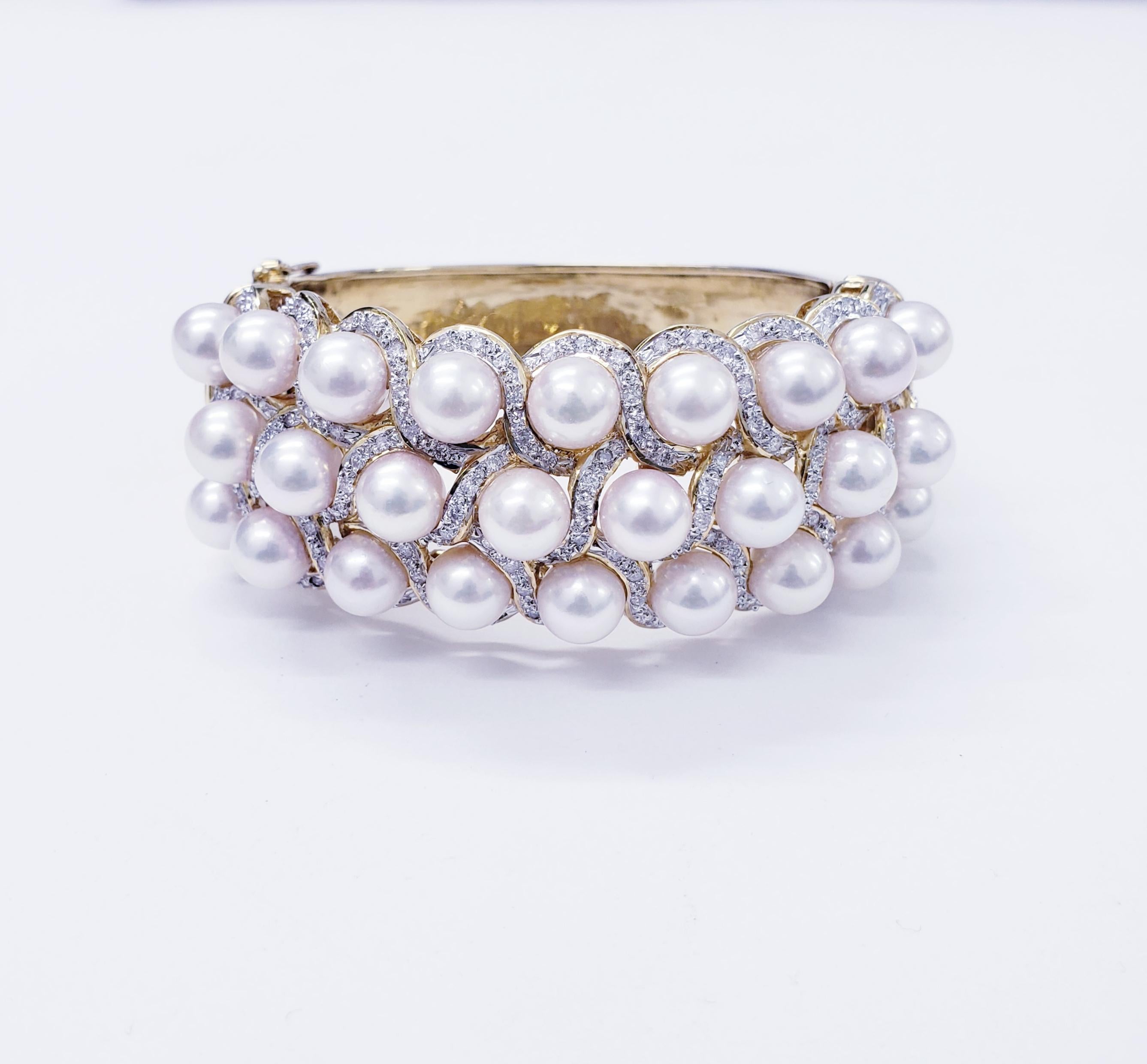 Midcentury Outstanding Luxury Diamonds and Pearls Bangle Handcrafted in 18k Gold In Good Condition For Sale In Miami, FL