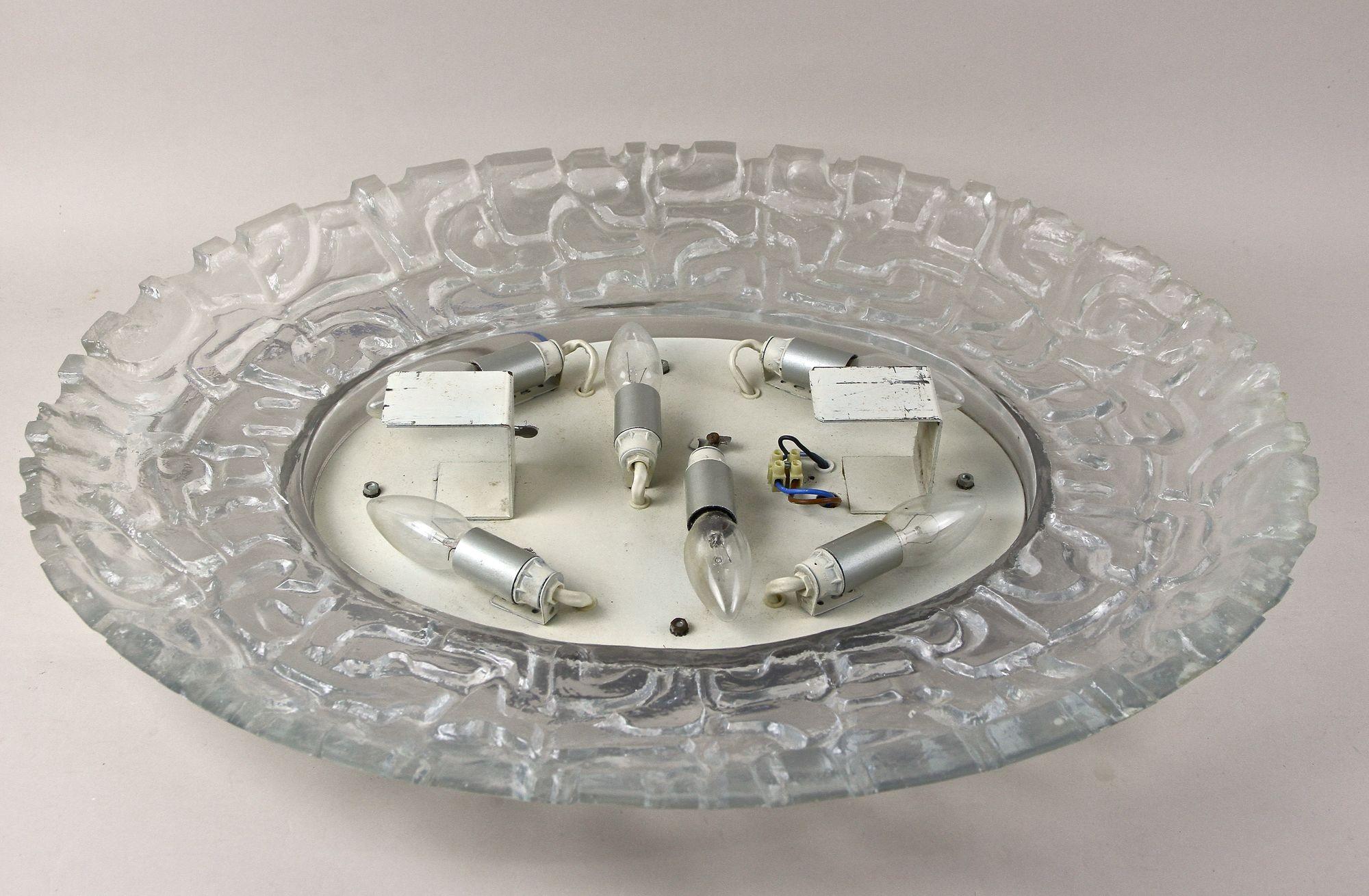 Ovaler Acryl-Wandspiegel aus der Jahrhundertmitte, beleuchtet, Österreich ca. 1970 im Angebot 10