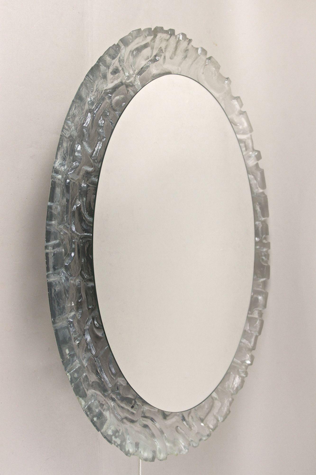 Ovaler Acryl-Wandspiegel aus der Jahrhundertmitte, beleuchtet, Österreich ca. 1970 (Moderne der Mitte des Jahrhunderts) im Angebot