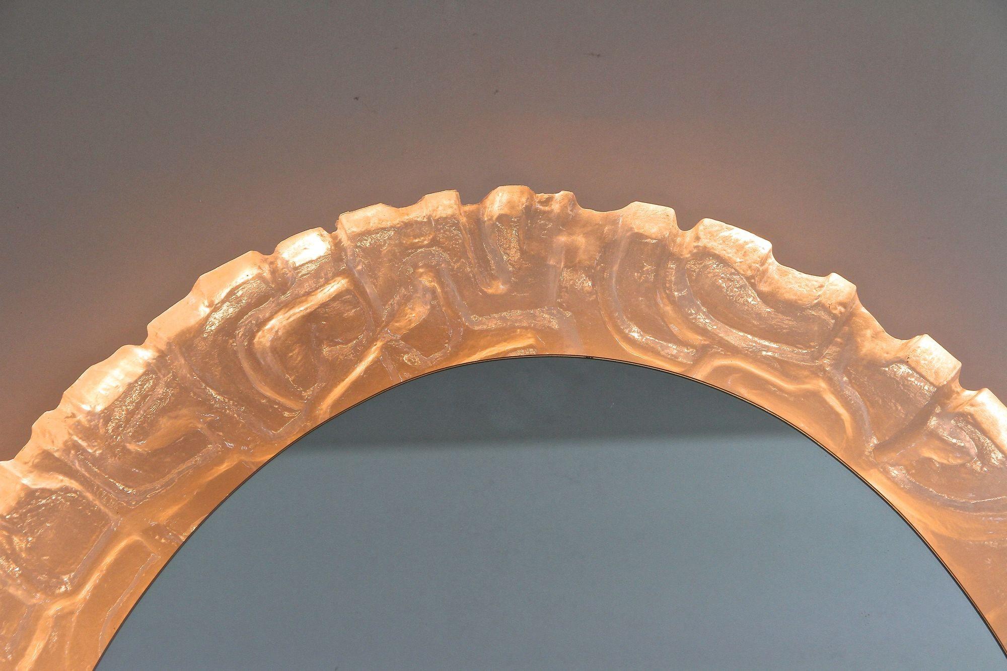 Ovaler Acryl-Wandspiegel aus der Jahrhundertmitte, beleuchtet, Österreich ca. 1970 im Zustand „Gut“ im Angebot in Lichtenberg, AT