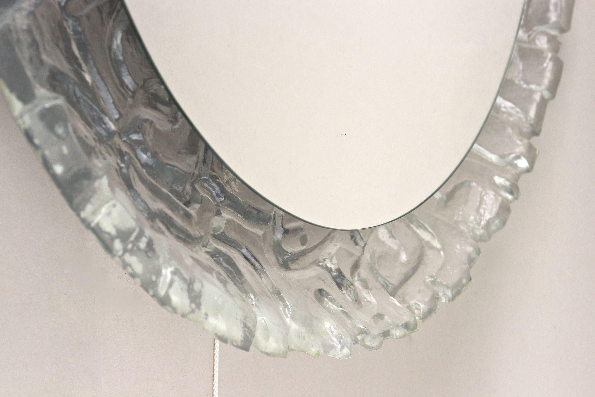 Ovaler Acryl-Wandspiegel aus der Jahrhundertmitte, beleuchtet, Österreich ca. 1970 im Angebot 1