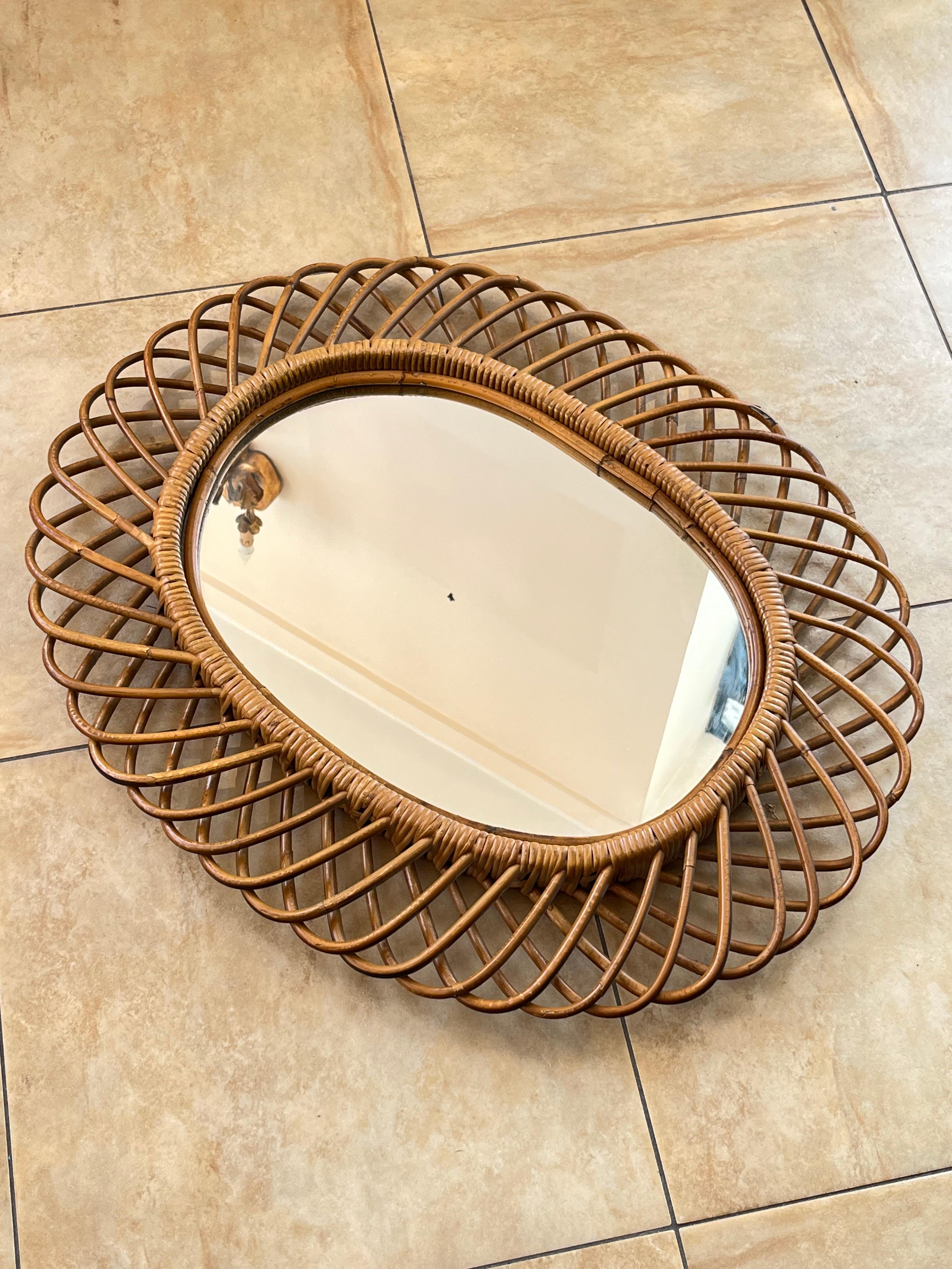Specchio da parete ovale in bambù di metà secolo attribuito a Franco Albini, anni '60 in vendita 1