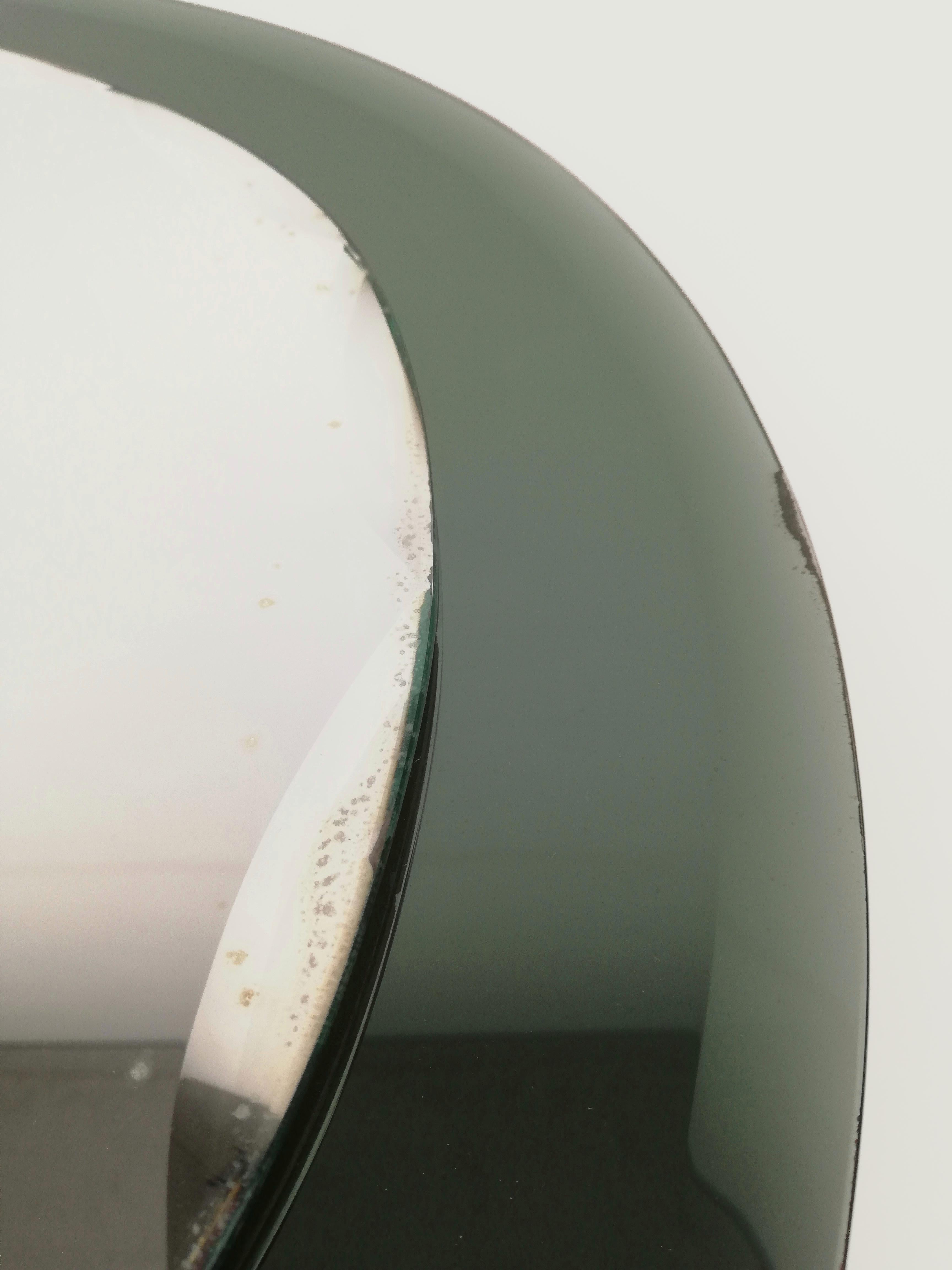 Miroir ovale biseauté Mid Century par Cristal Art, réalisé en verre miroir fumè en vente 2