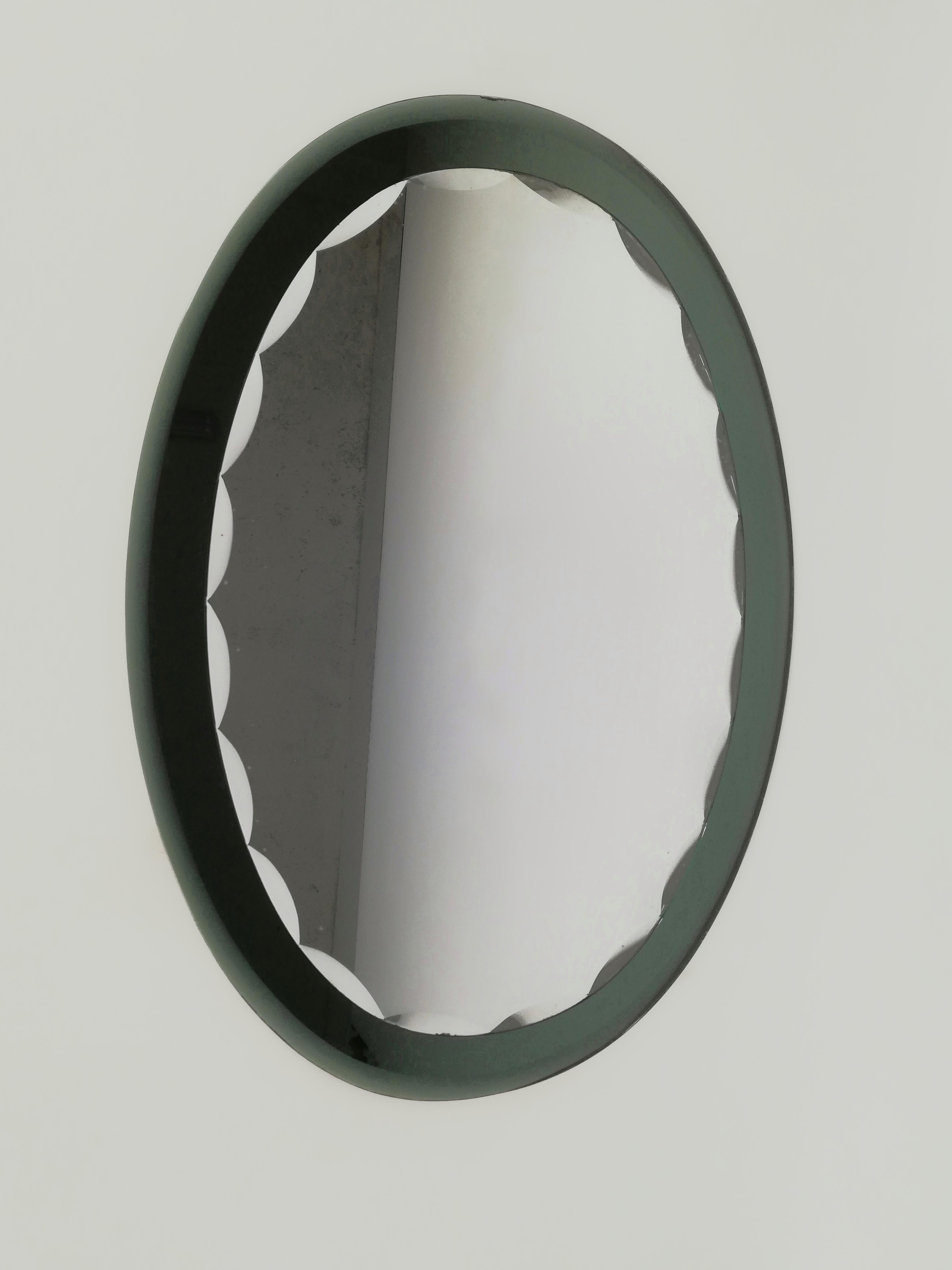 italien Miroir ovale biseauté Mid Century par Cristal Art, réalisé en verre miroir fumè en vente