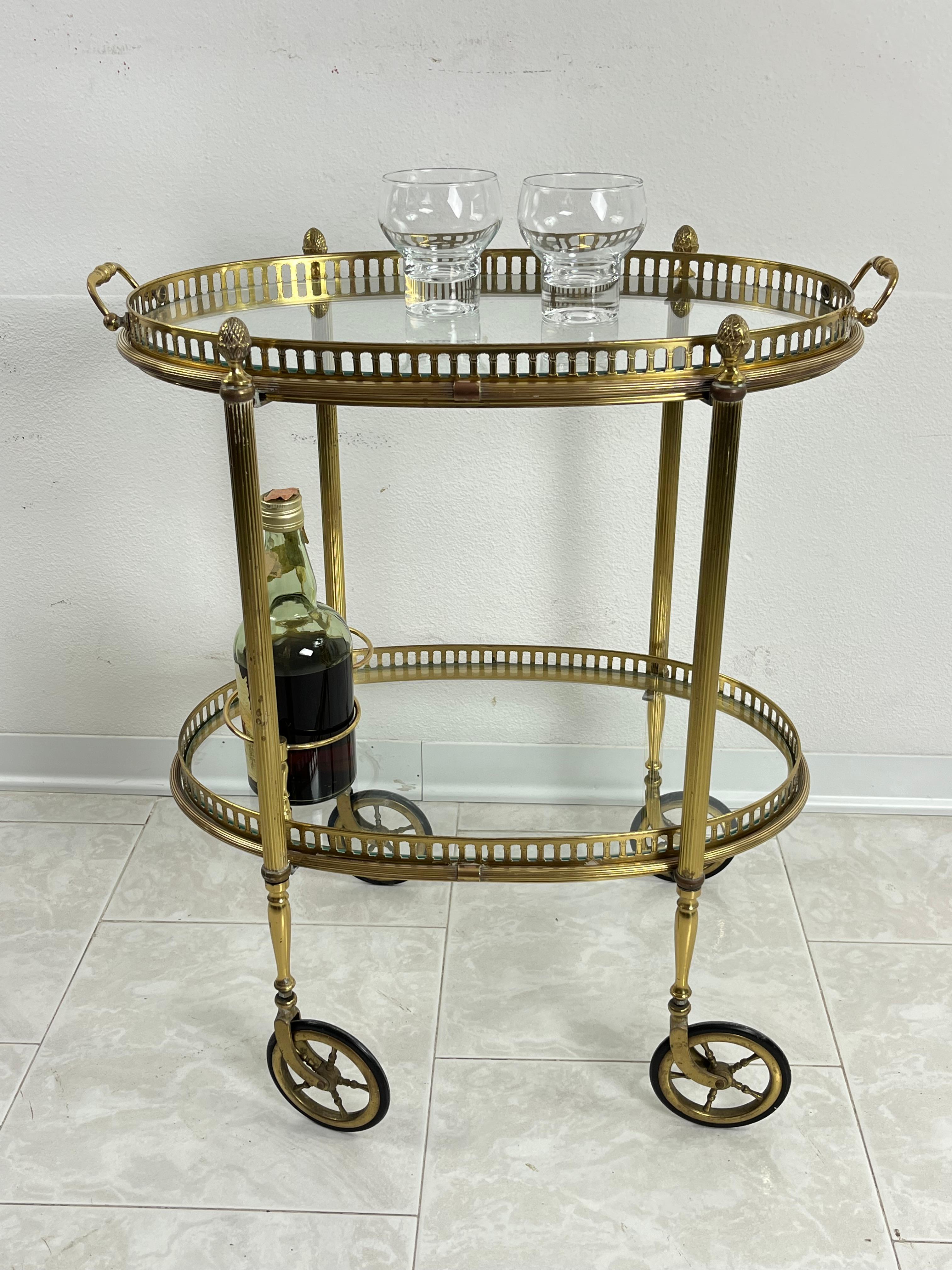 Mid-Century Oval Brass Bar Cart attributed to Paolo Buffa 1950s
Glass tops. Removable tray.
Intact and in good condition, small signs of aging.


We guarantee adequate packaging and will ship via DHL, insuring the contents against any breakage or