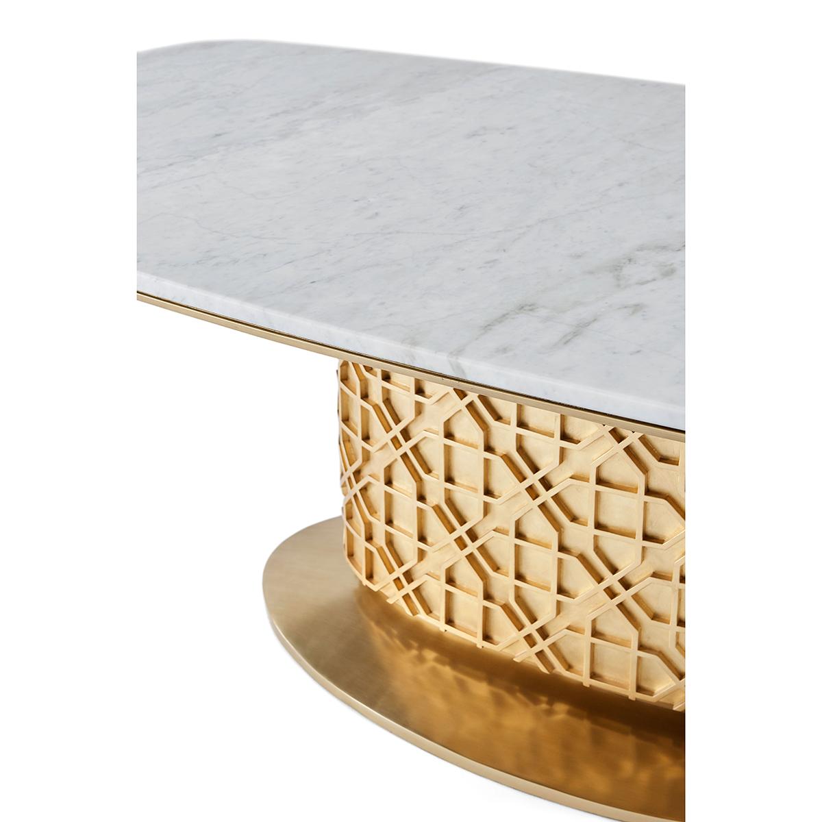 Ein feiner Esstisch mit einer rumpfförmigen Bianco Carrara-Platte mit Metallleisten-Detail. Über einer vergoldeten Basrelief-Säule mit von den Moguln inspirierten Gittersternen auf einem gewölbten ovalen Metallsockel.

Abmessungen: 86,5