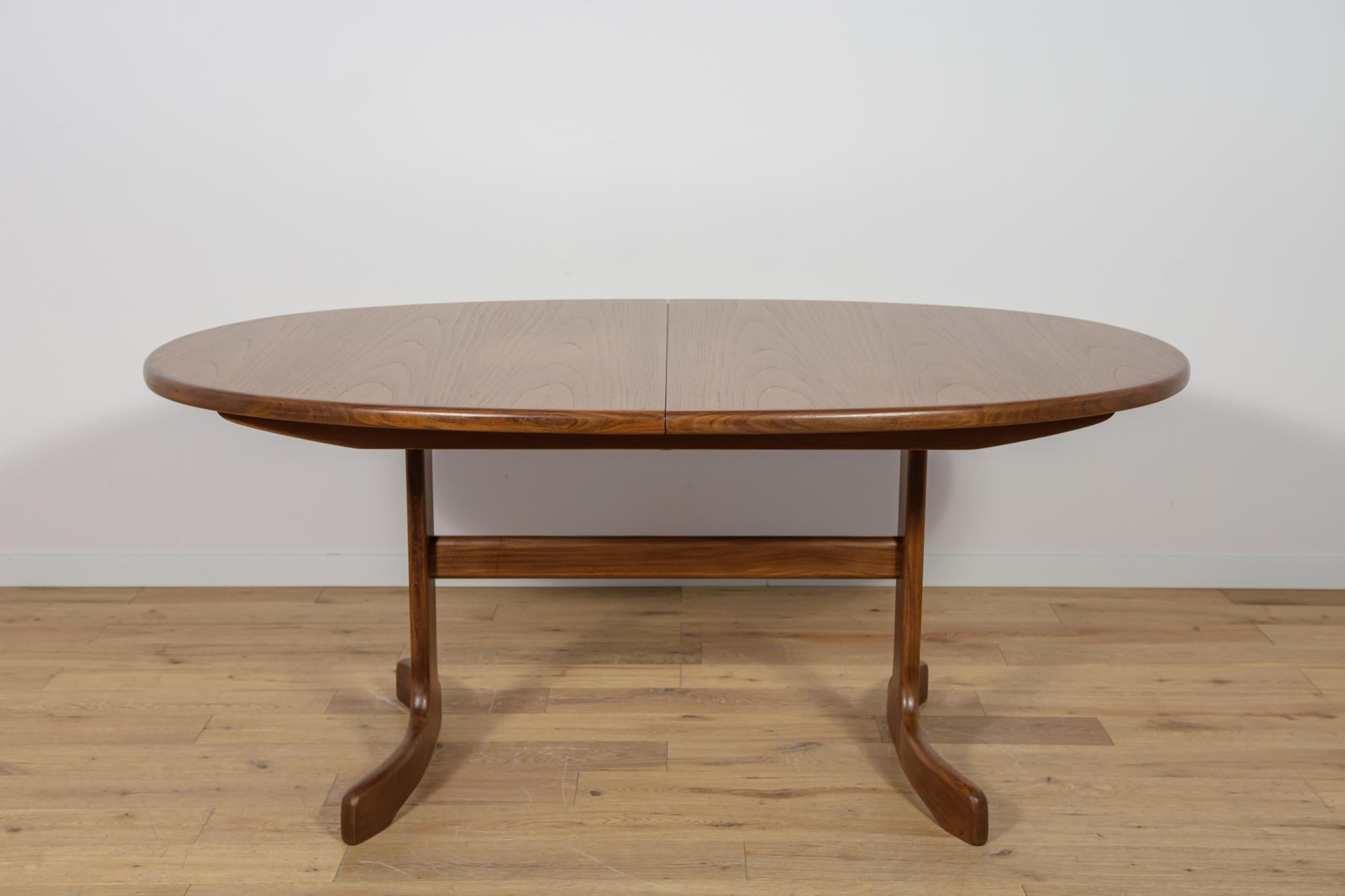 Si tratta di un tavolo da pranzo in teak di forma ovale prodotto da G-Plan negli anni Sessanta. Il tavolo da pranzo dopo una ristrutturazione completa della falegnameria. Gli elementi in teak sono stati ripuliti dalla vecchia superficie, verniciati