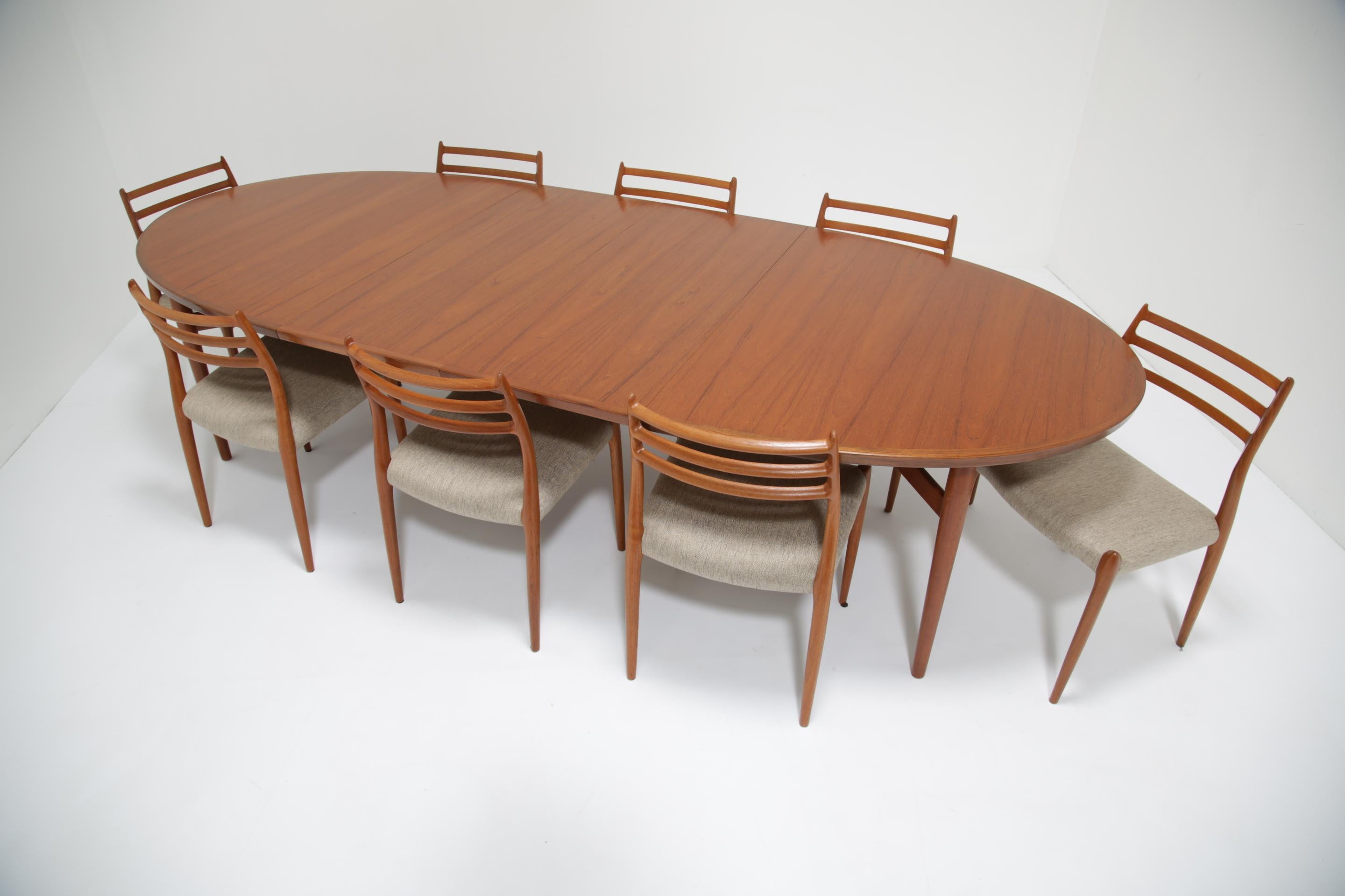 Mid-Century Oval Extending Teak Dining Table Model 212 by Arne Vodder, 1960s For Sale 3