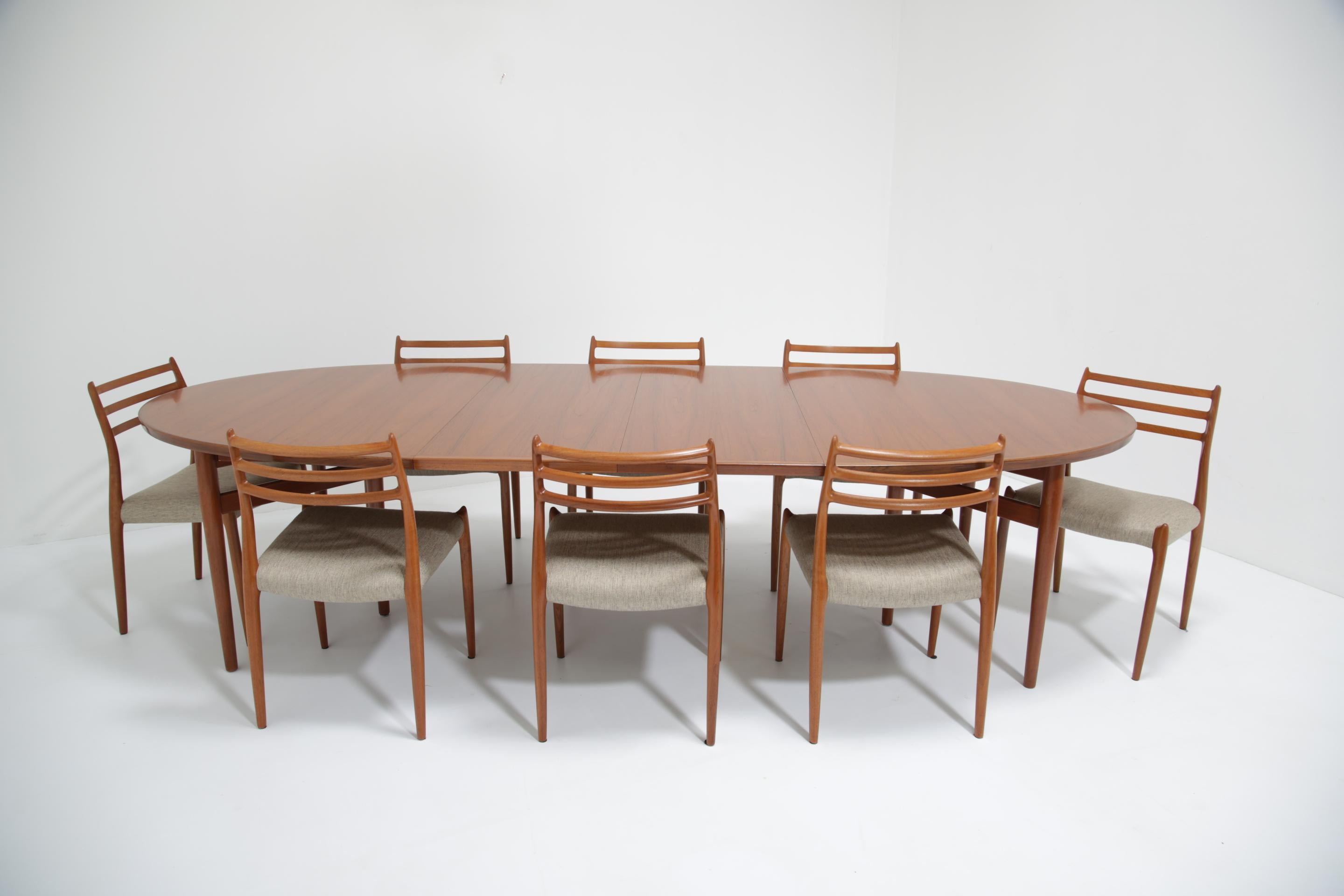 Mid-Century Oval Extending Teak Dining Table Model 212 by Arne Vodder, 1960s For Sale 4