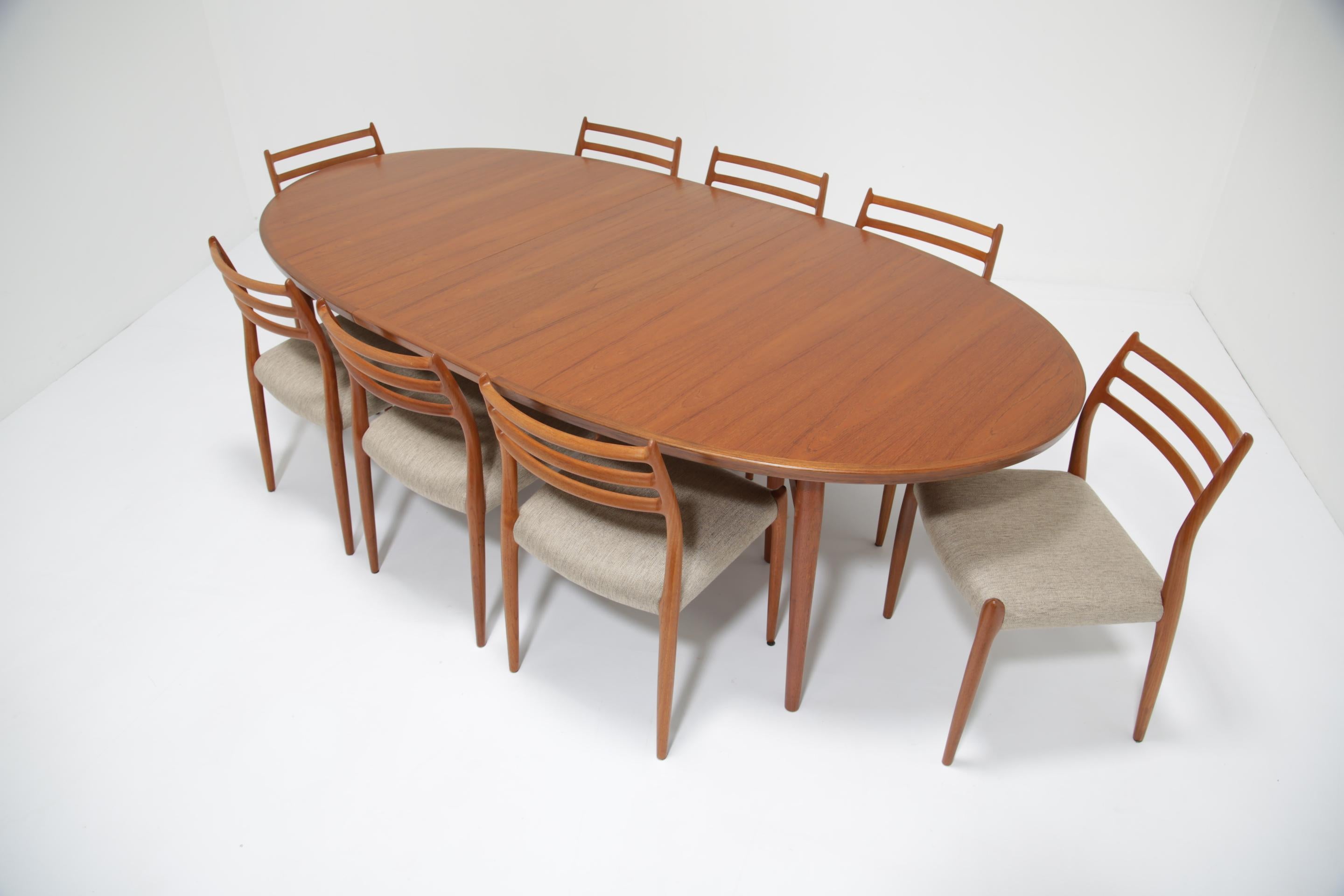 Mid-Century Oval Extending Teak Dining Table Model 212 by Arne Vodder, 1960s For Sale 5