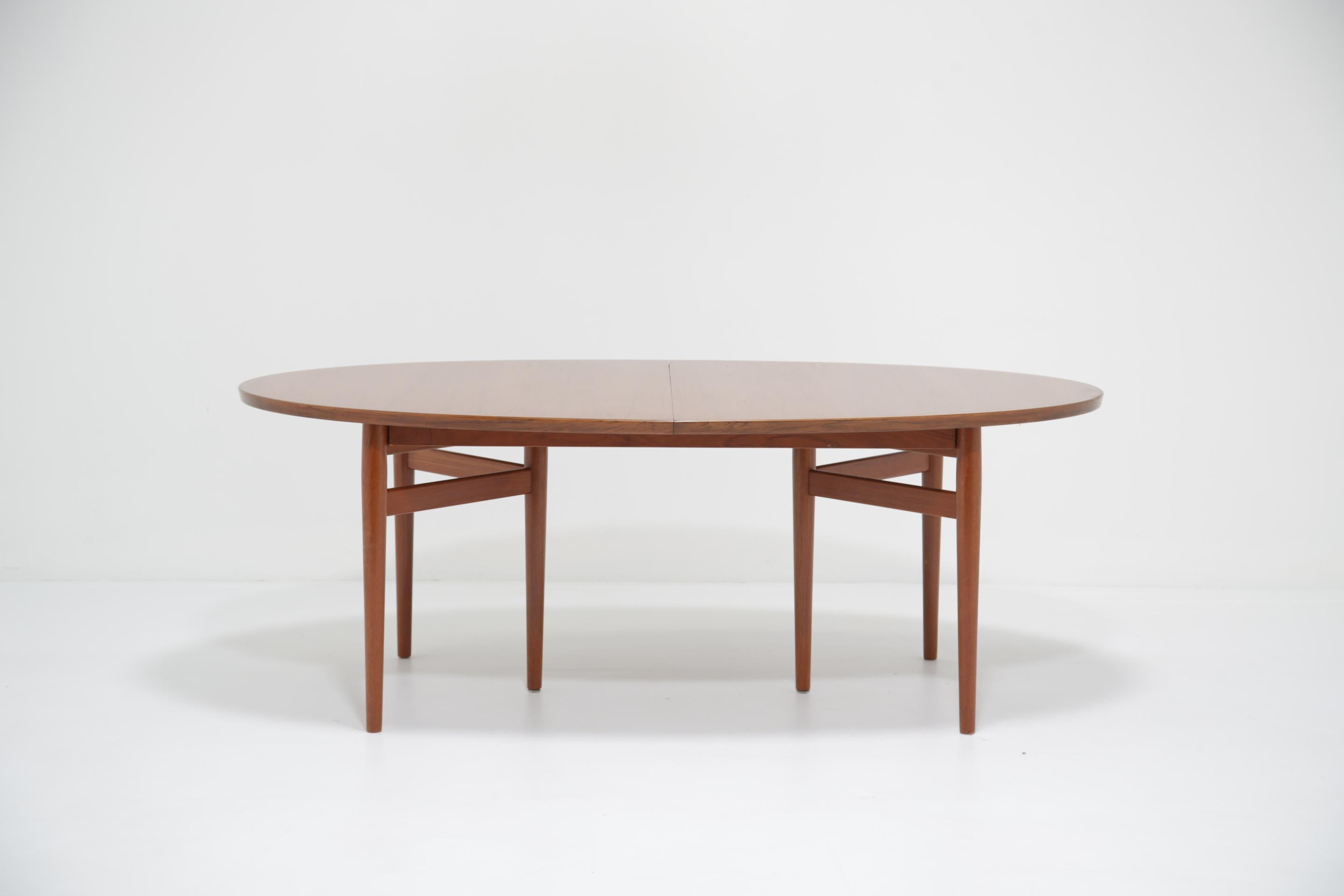 Mid-Century Oval Extending Teak Dining Table Model 212 by Arne Vodder, 1960s For Sale 6