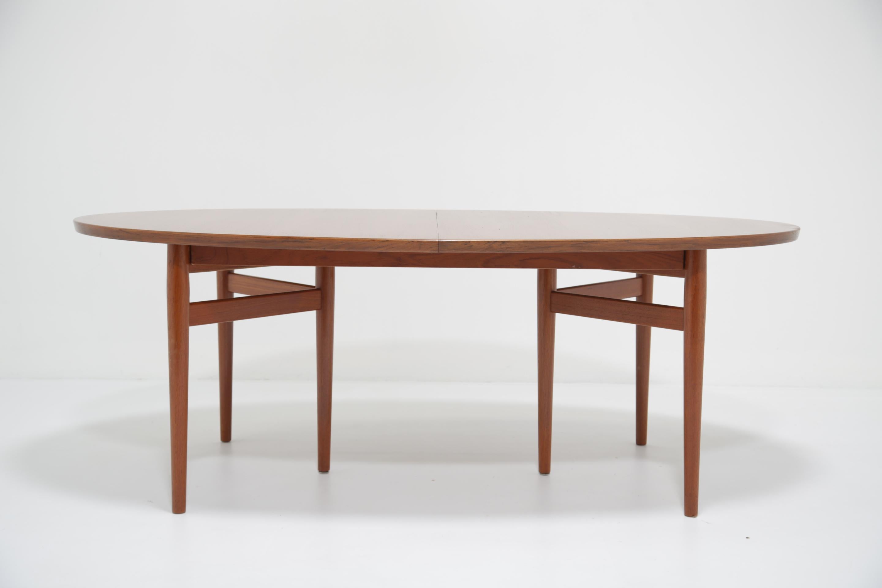 Mid-Century Oval Extending Teak Dining Table Model 212 by Arne Vodder, 1960s For Sale 8