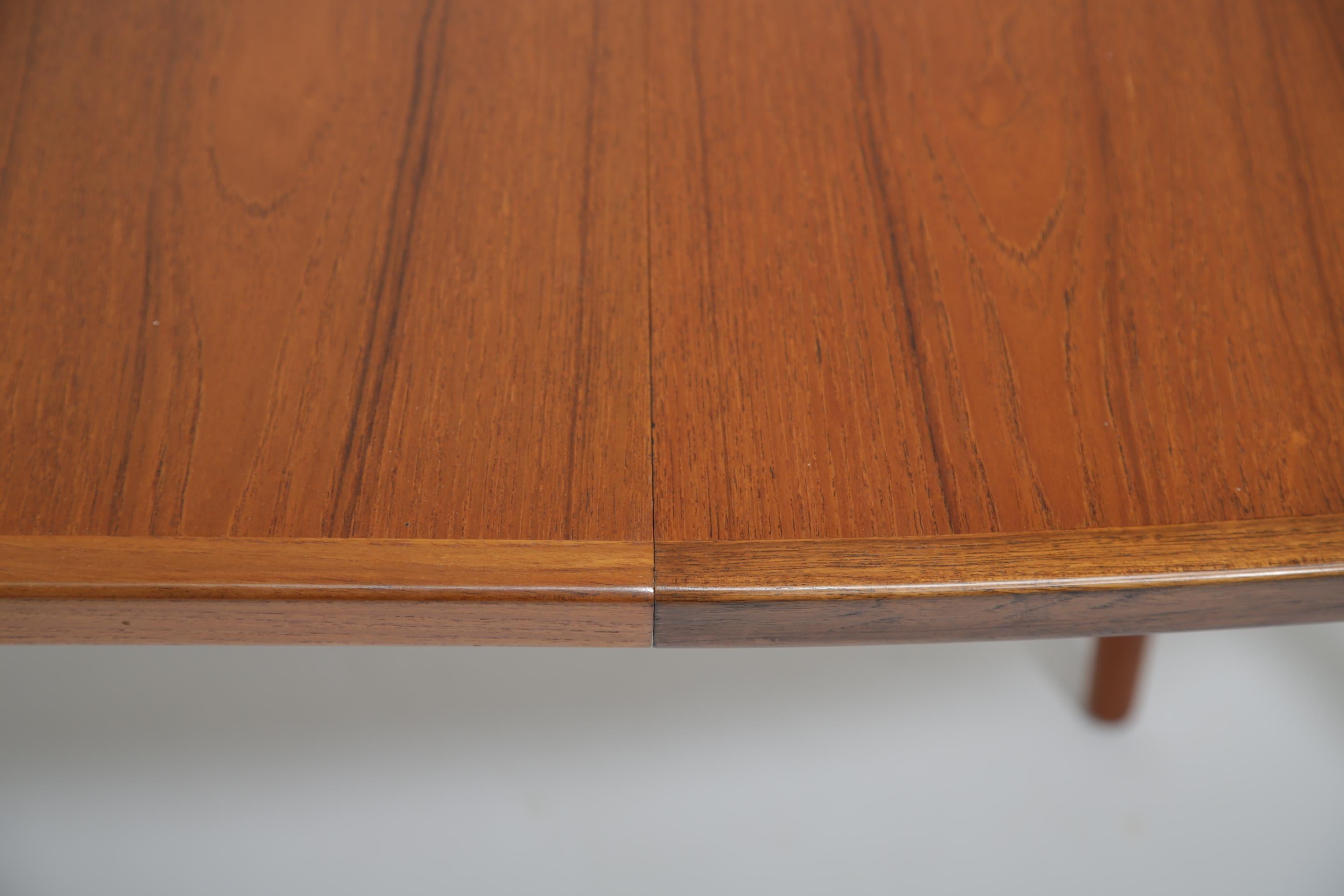 Danish Mid-Century Oval Extending Teak Dining Table Model 212 by Arne Vodder, 1960s For Sale