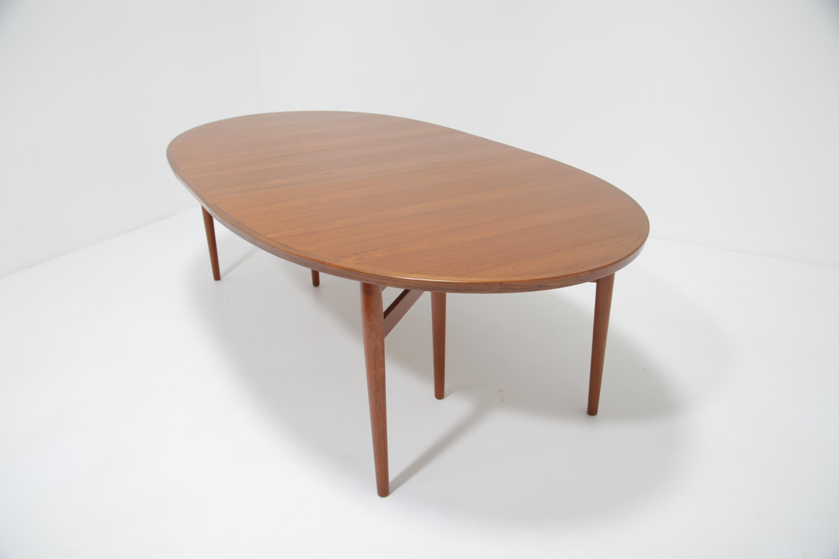 Polished Mid-Century Oval Extending Teak Dining Table Model 212 by Arne Vodder, 1960s For Sale